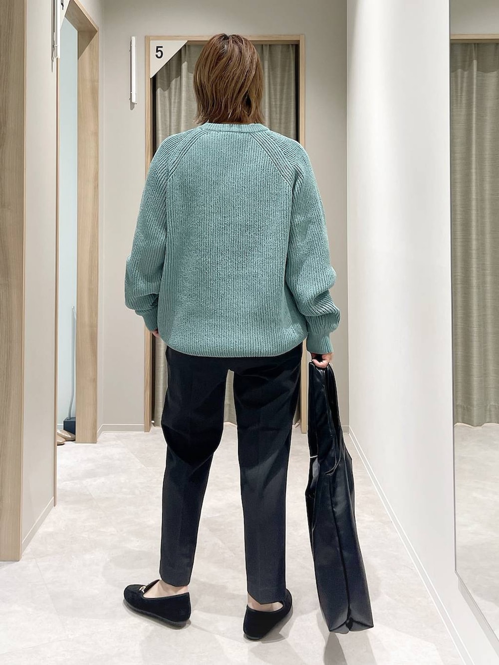 グレー系のその他パンツ、ホワイト系のTシャツ/カットソー、グリーン系のニット/セーターを着用したレディースの秋コーディネートの2枚目の写真