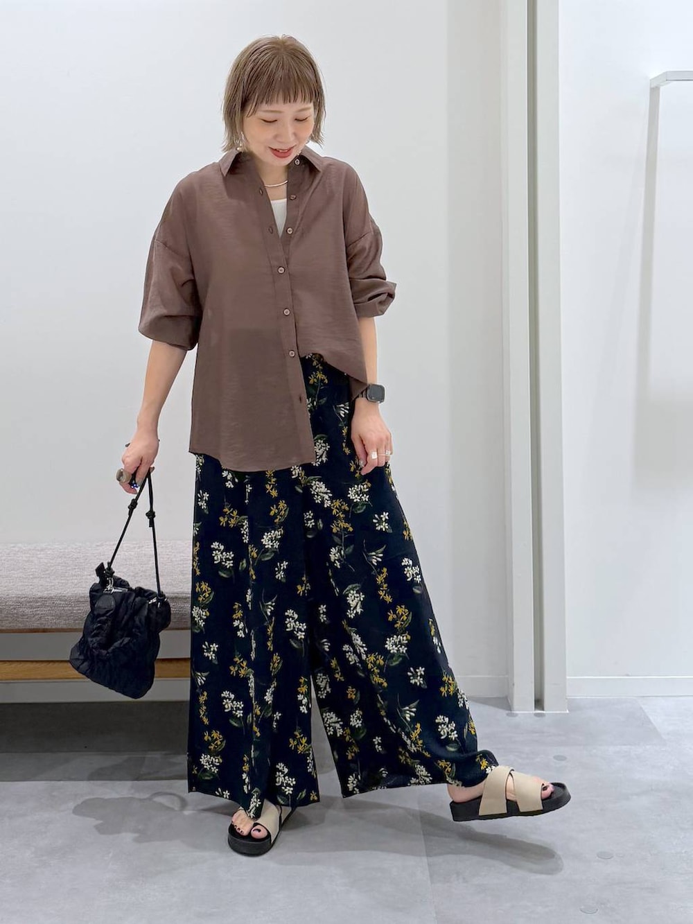 ブラック系のトートバッグ、ブルー系のその他パンツ、ブラウン系のシャツ/ブラウスを着用したレディースの夏コーディネートの6枚目の写真