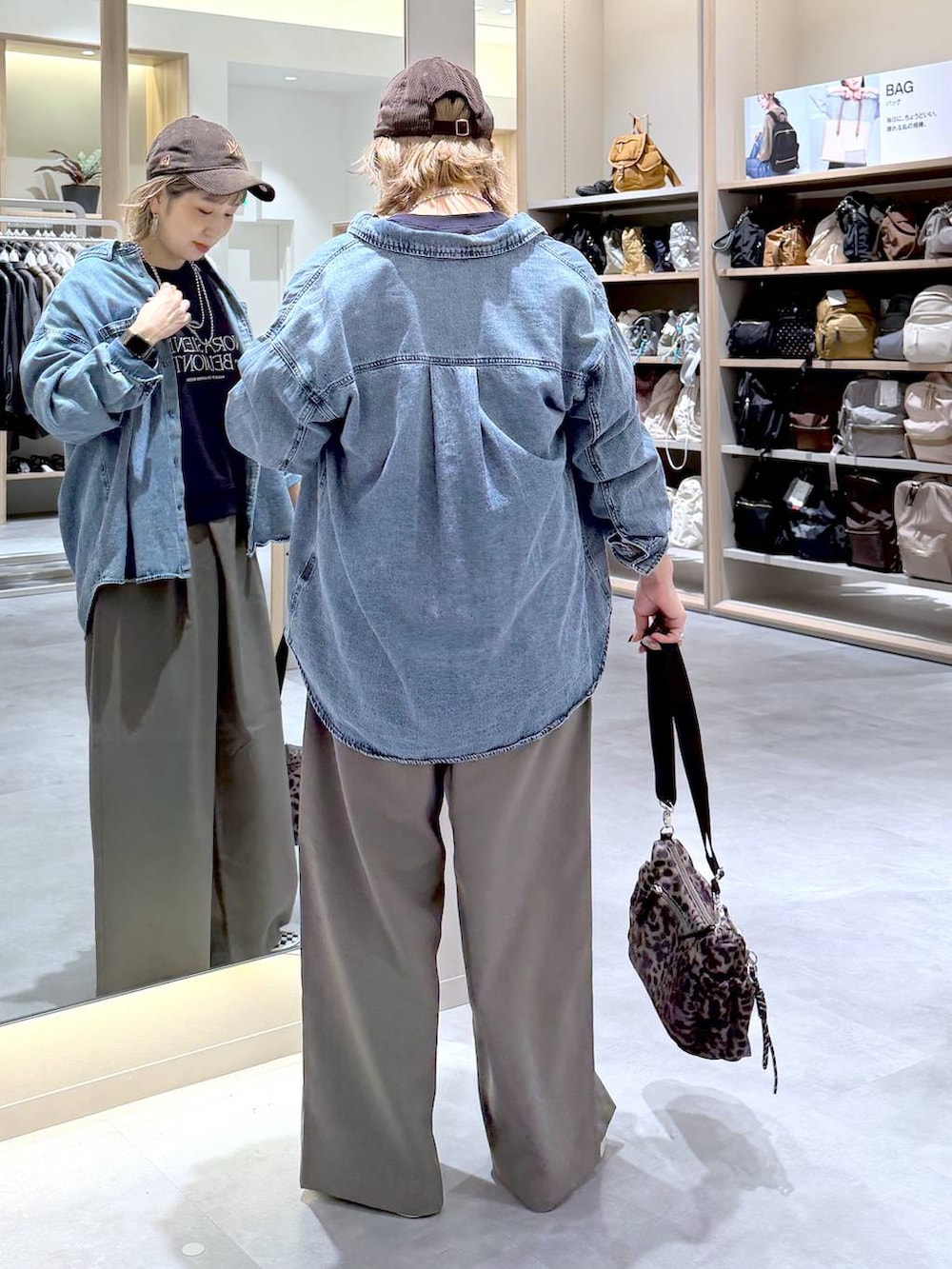 その他のショルダーバッグ、ブルー系のスウェット、グリーン系のその他パンツを着用したレディースの秋コーディネートの4枚目の写真