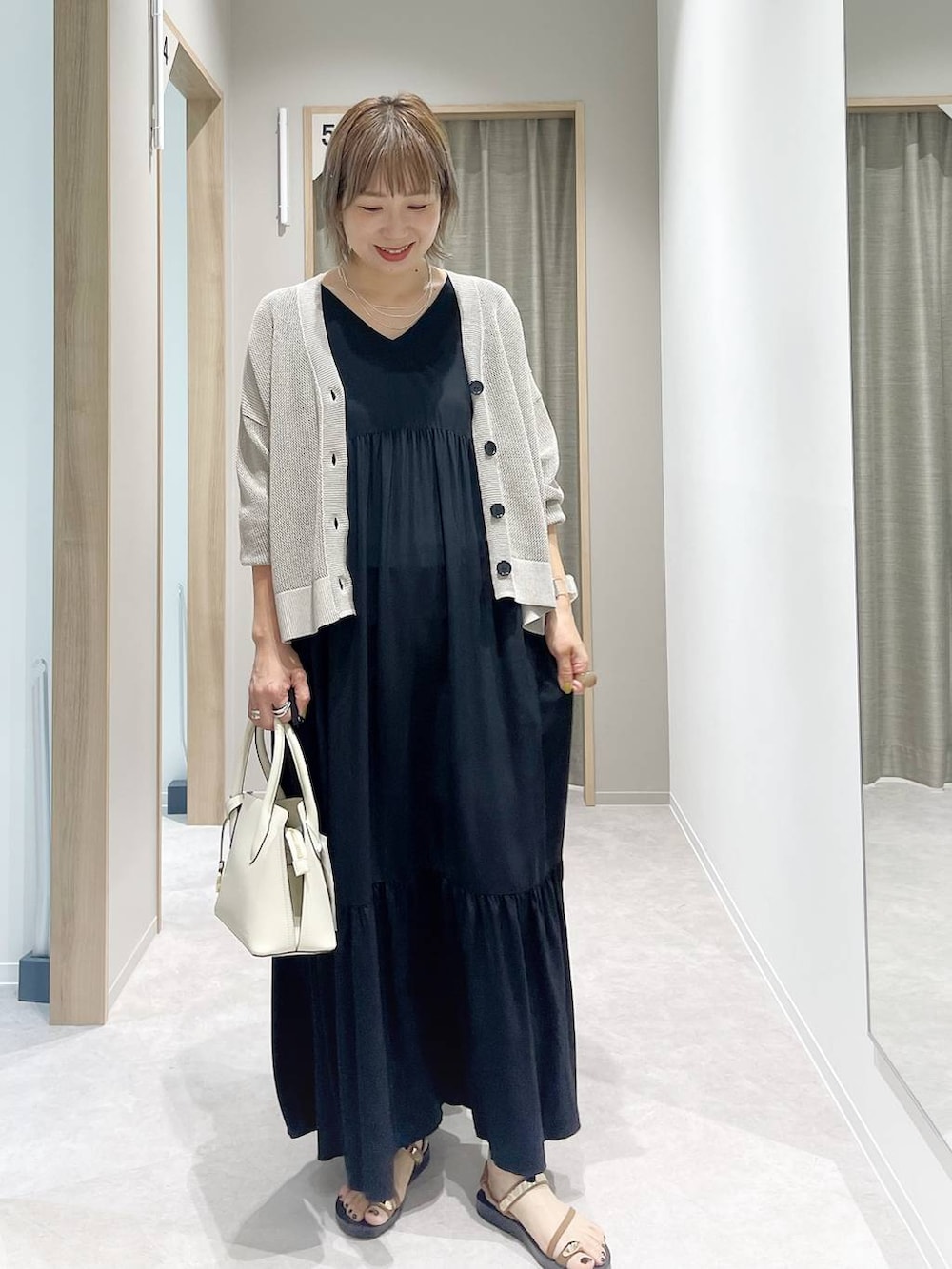 ホワイト系のショルダーバッグ、ブラウン系のカーディガン/ボレロ、ブラウン系のサンダルを着用したレディースの夏コーディネートの5枚目の写真
