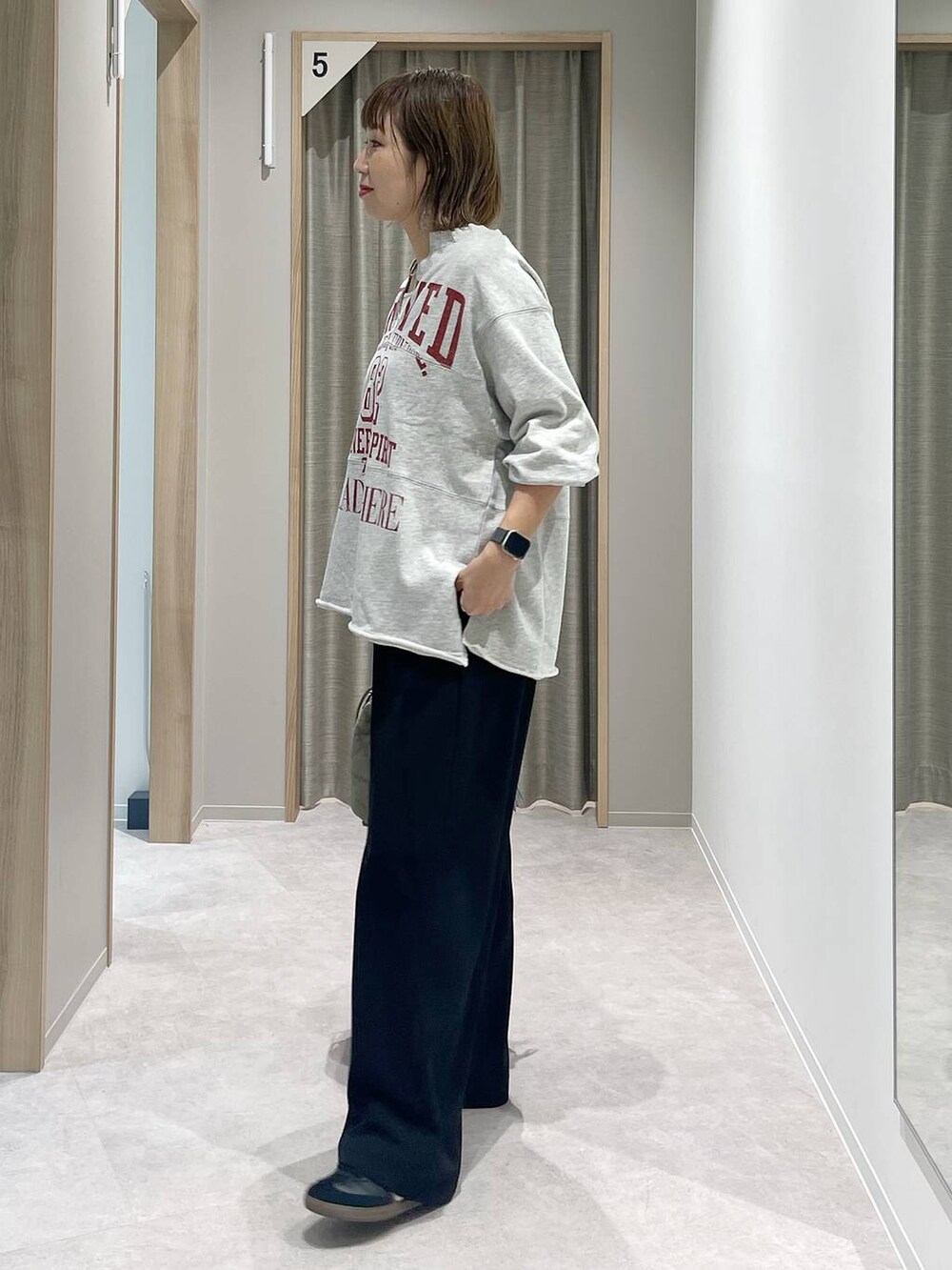 グリーン系のハンドバッグ、シルバー系のネックレス、シルバー系のネックレスを着用したレディースの秋コーディネートの3枚目の写真