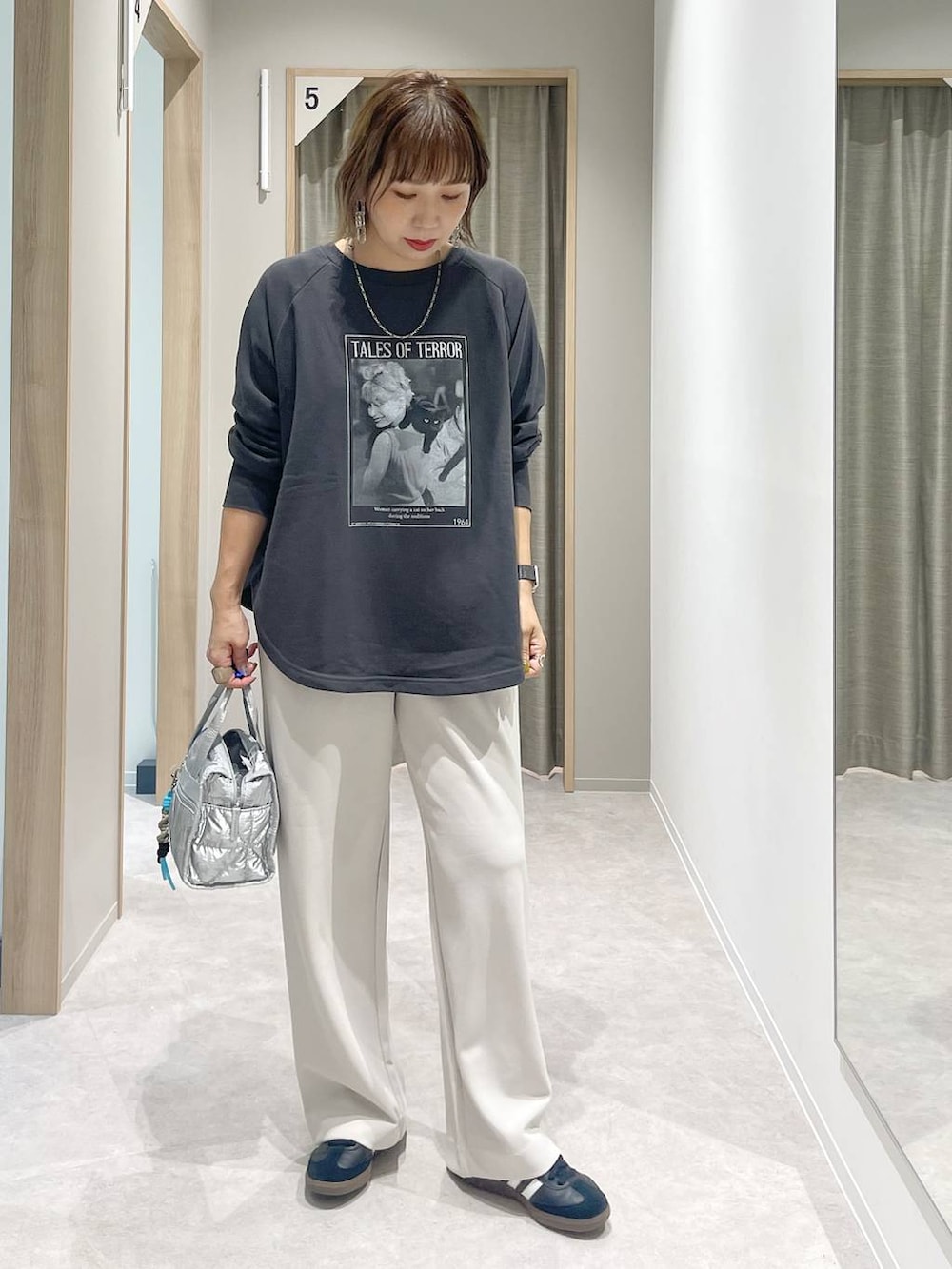 シルバー系のボストンバッグ、シルバー系のネックレスを着用したレディースの秋コーディネートの5枚目の写真