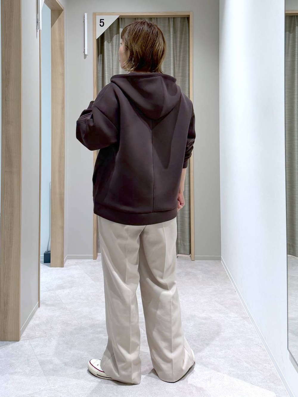 ベージュ系のその他パンツ、ブラウン系のパーカー、グレー系のTシャツ/カットソーを着用したレディースの冬コーディネートの2枚目の写真