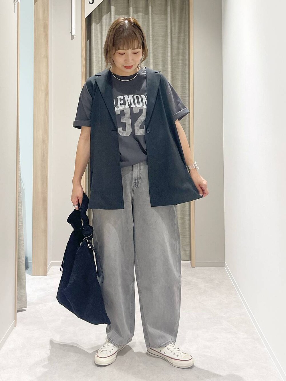 「ベーシック/シンプル、着痩せ・細見え、カジュアル、GLOBAL WORK、ママコーデ、GOOD DENIM_GLOBAL WORK」｜「GLOBAL WORKのラメシャーリング3WAYショルダー/120753（ショルダーバッグ、ブラック系）」を使った、kusuko1103さん（レディース・163cm）の春コーディネートの3枚目の写真