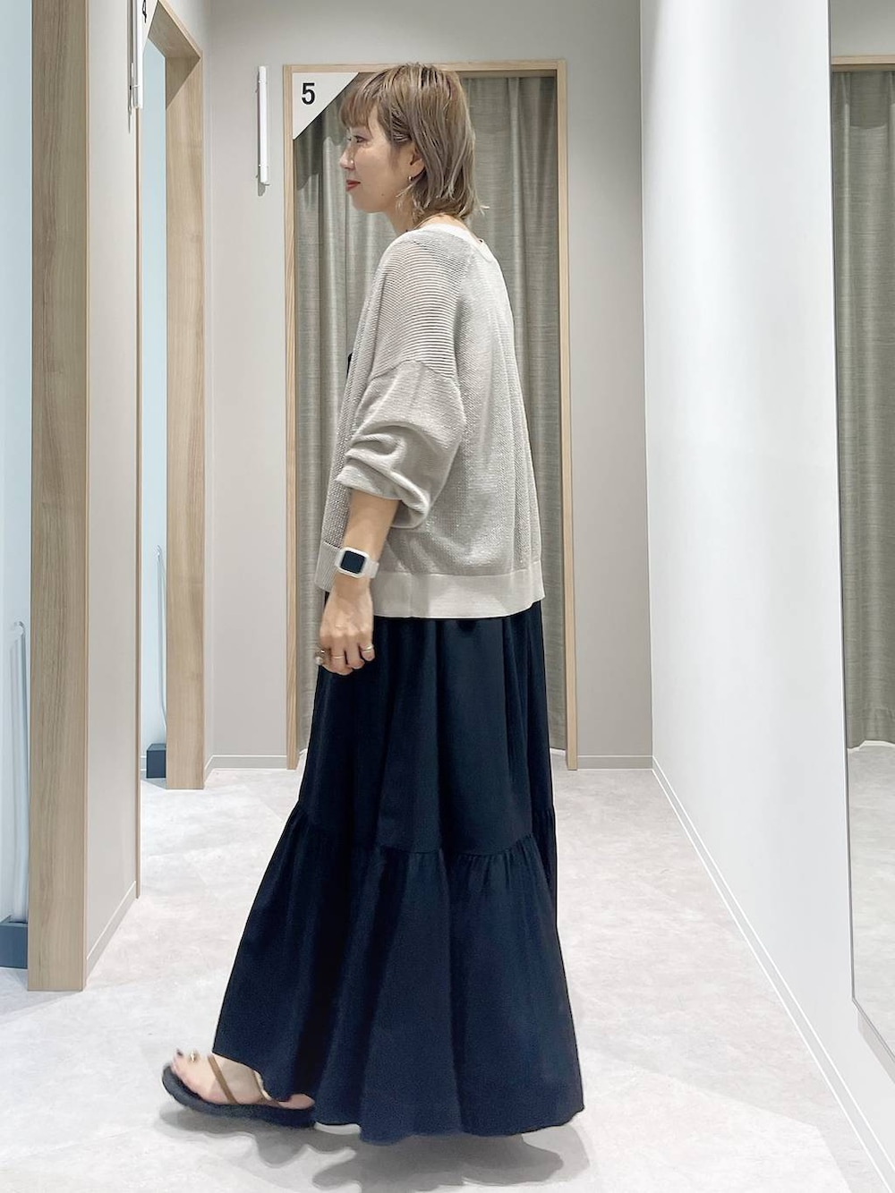 ホワイト系のショルダーバッグ、ブラウン系のカーディガン/ボレロ、ブラウン系のサンダルを着用したレディースの夏コーディネートの4枚目の写真