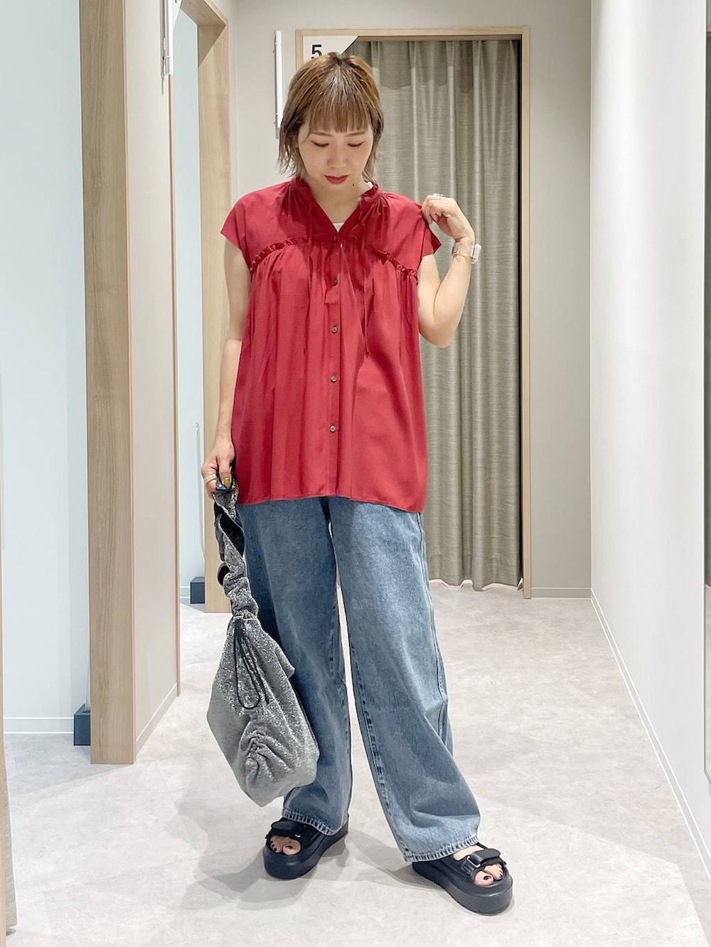 「ママコーデ、GOOD DENIM_GLOBAL WORK、ベーシック/シンプル、着痩せ・細見え、カジュアル、GLOBAL WORK」｜「GLOBAL WORKのGOODデニムバギーパンツ/118365（デニムパンツ、ブルー系）」を使った、kusuko1103さん（レディース・163cm）の夏コーディネートの4枚目の写真