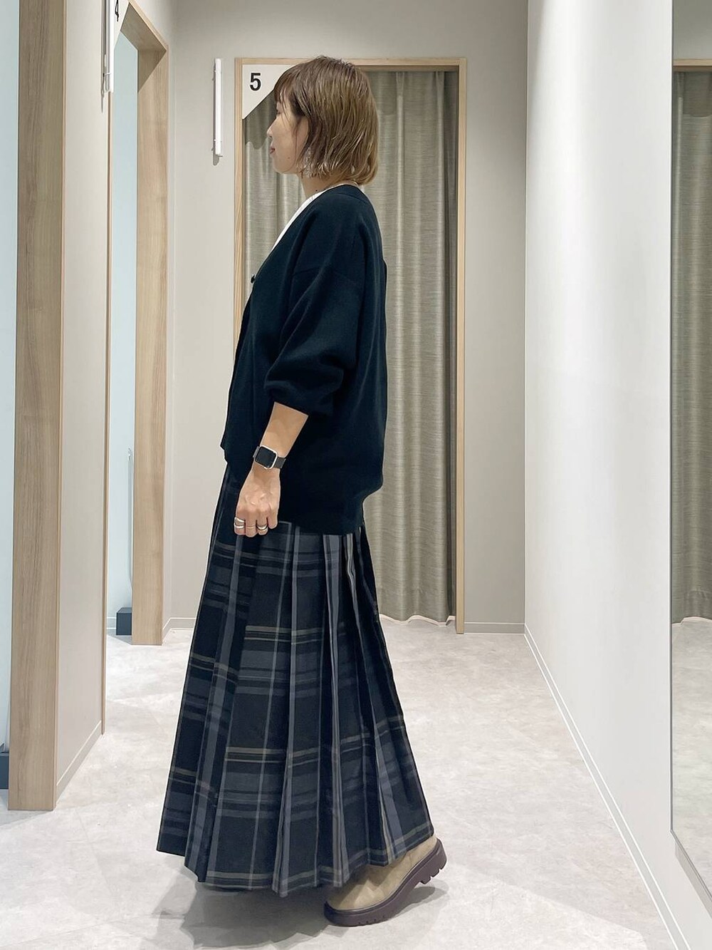 ブラック系のカーディガン/ボレロ、ブラック系のハンドバッグ、ホワイト系のTシャツ/カットソーを着用したレディースの秋コーディネートの2枚目の写真