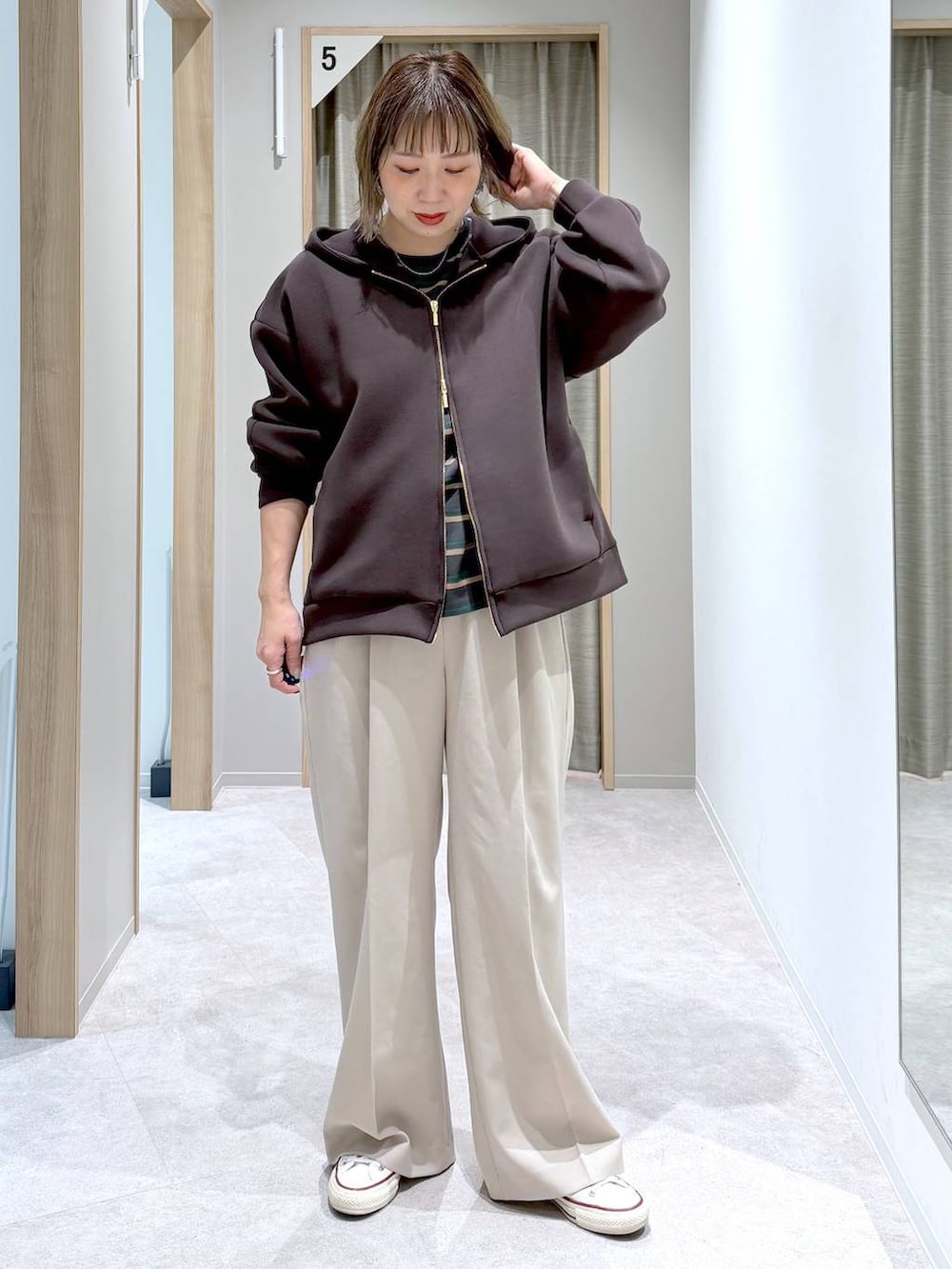 ベージュ系のその他パンツ、ブラウン系のパーカー、グレー系のTシャツ/カットソーを着用したレディースの冬コーディネートの4枚目の写真