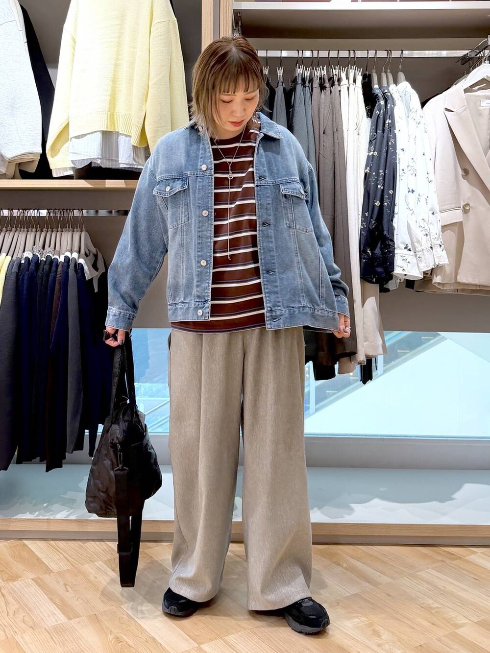 ブルー系のデニムジャケット、ブラウン系のTシャツ/カットソーを着用したレディースの冬コーディネートの7枚目の写真