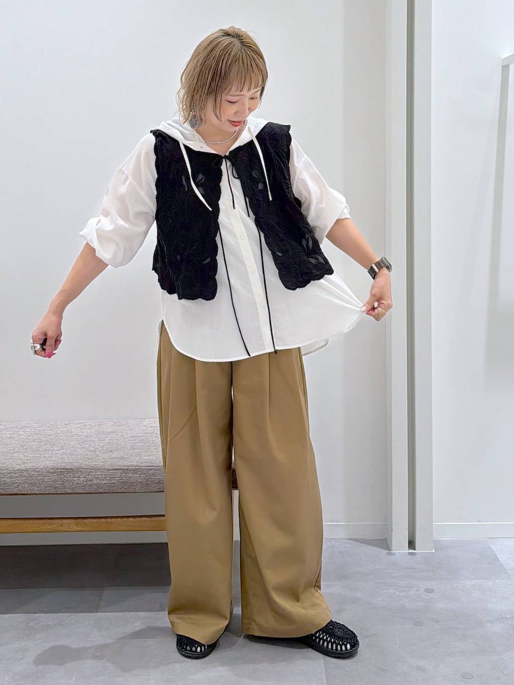 ブラック系のベスト、ホワイト系のTシャツ/カットソー、ブラウン系のその他パンツを着用したレディースの夏コーディネートの6枚目の写真