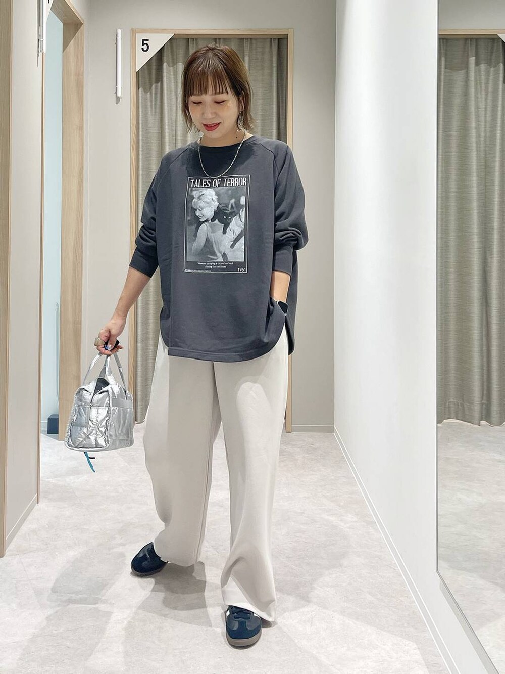 シルバー系のボストンバッグ、シルバー系のネックレスを着用したレディースの秋コーディネートの2枚目の写真