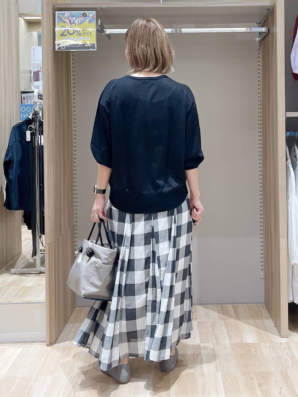 「ベーシック/シンプル、着痩せ・細見え、カジュアル、GLOBAL WORK、ママコーデ」｜「GLOBAL WORKのらくっション踏めるバブーシュ/136007（その他シューズ、グレー系）」を使った、kusuko1103さん（レディース・163cm）の春コーディネートの3枚目の写真