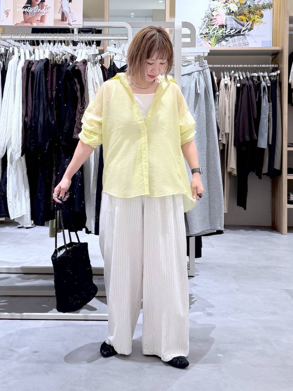 ベージュ系のその他パンツ、イエロー系のシャツ/ブラウス、ホワイト系のタンクトップを着用したレディースの春コーディネートの5枚目の写真