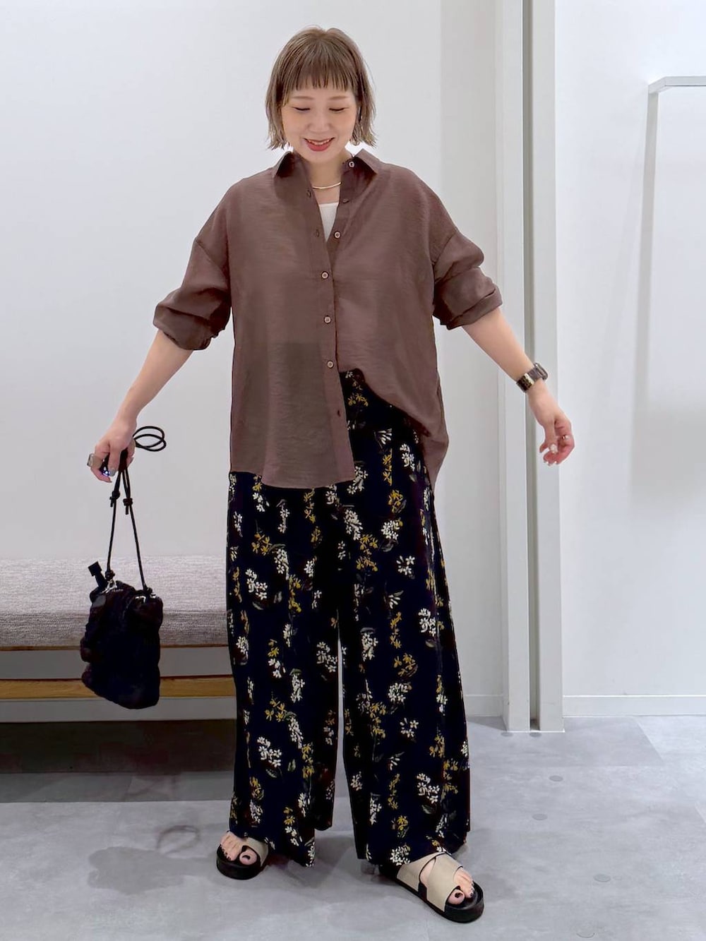 ブラック系のトートバッグ、ブルー系のその他パンツ、ブラウン系のシャツ/ブラウスを着用したレディースの夏コーディネートの5枚目の写真