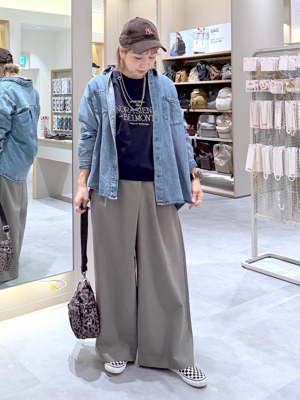 その他のショルダーバッグ、ブルー系のスウェット、グリーン系のその他パンツを着用したレディースの秋コーディネートの5枚目の写真