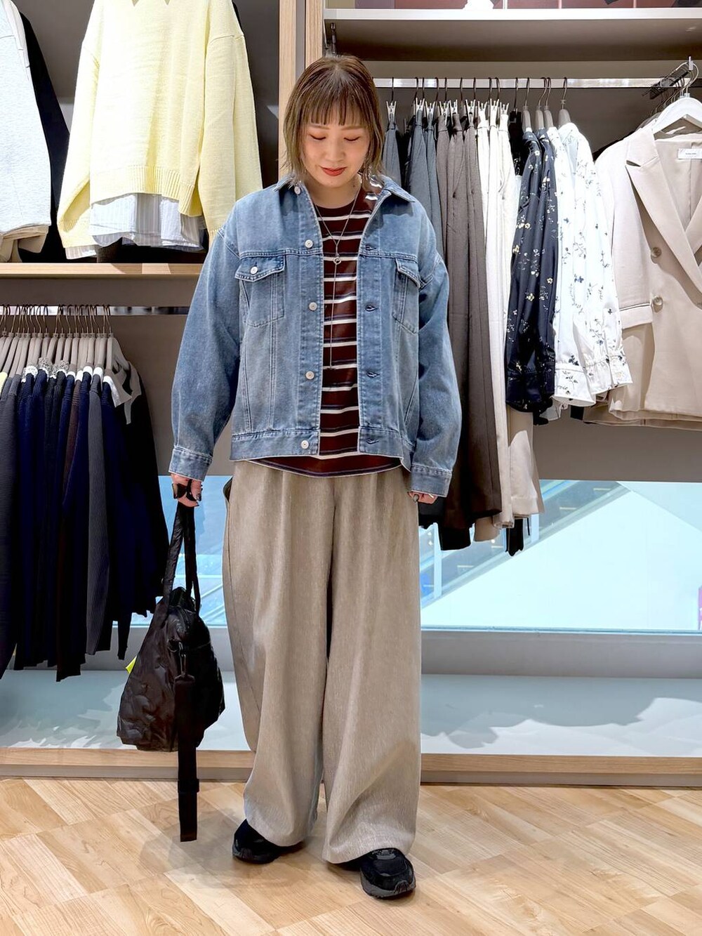 ブルー系のデニムジャケット、ブラウン系のTシャツ/カットソーを着用したレディースの冬コーディネートの5枚目の写真