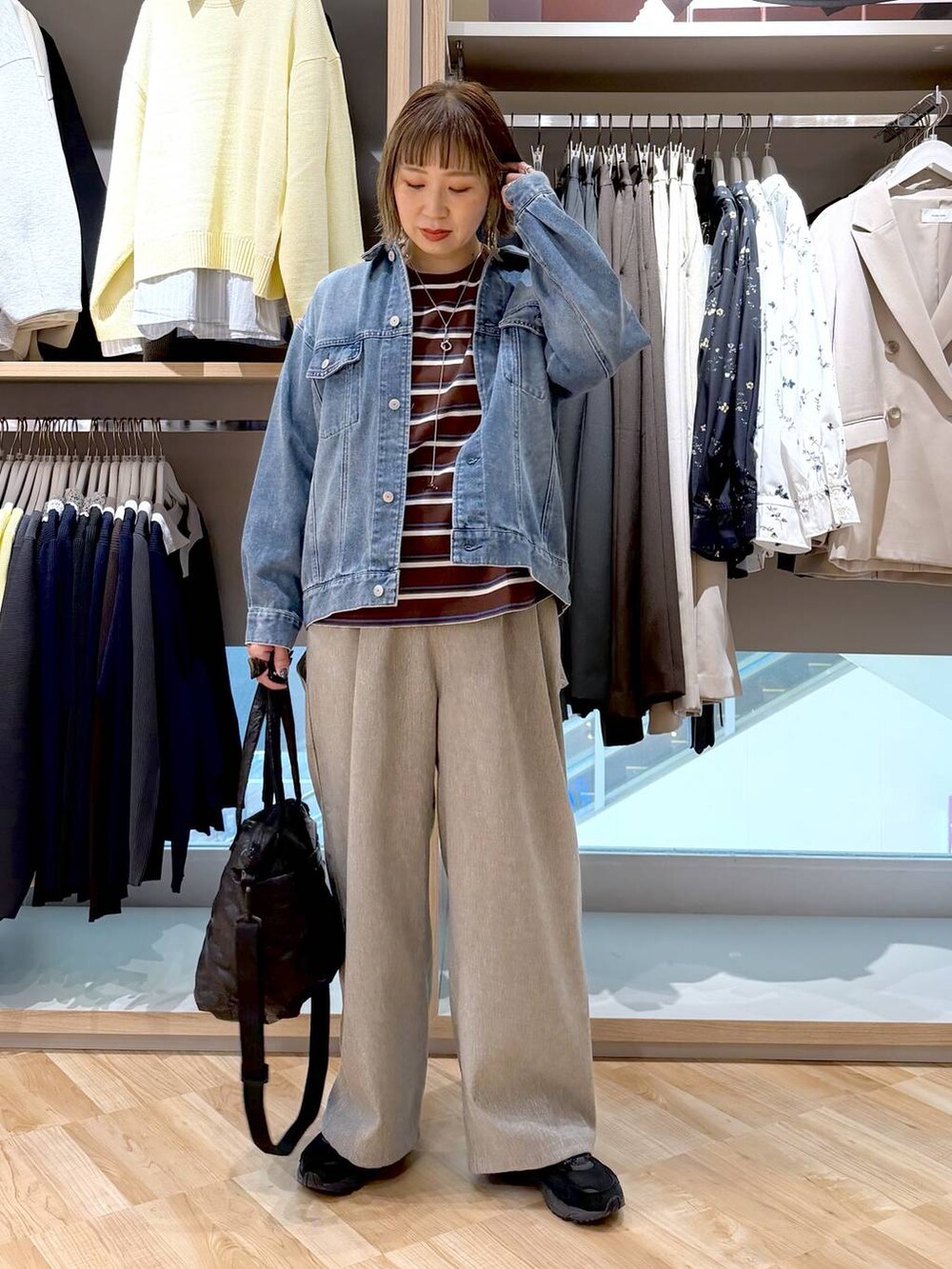 ブルー系のデニムジャケット、ブラウン系のTシャツ/カットソーを着用したレディースの冬コーディネートの4枚目の写真