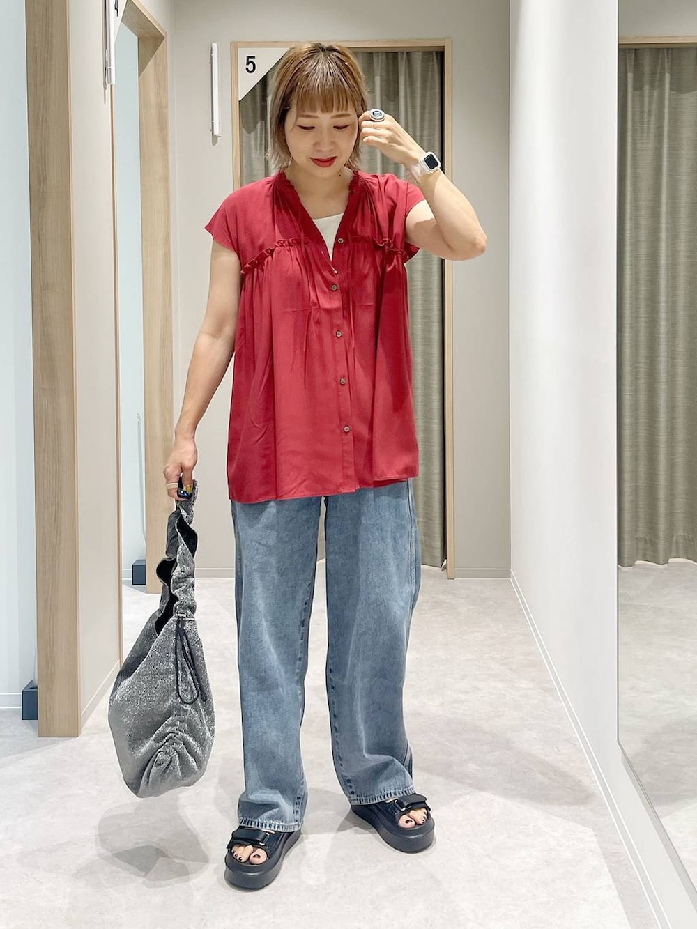 「ママコーデ、GOOD DENIM_GLOBAL WORK、ベーシック/シンプル、着痩せ・細見え、カジュアル、GLOBAL WORK」｜「GLOBAL WORKのGOODデニムバギーパンツ/118365（デニムパンツ、ブルー系）」を使った、kusuko1103さん（レディース・163cm）の夏コーディネートの6枚目の写真