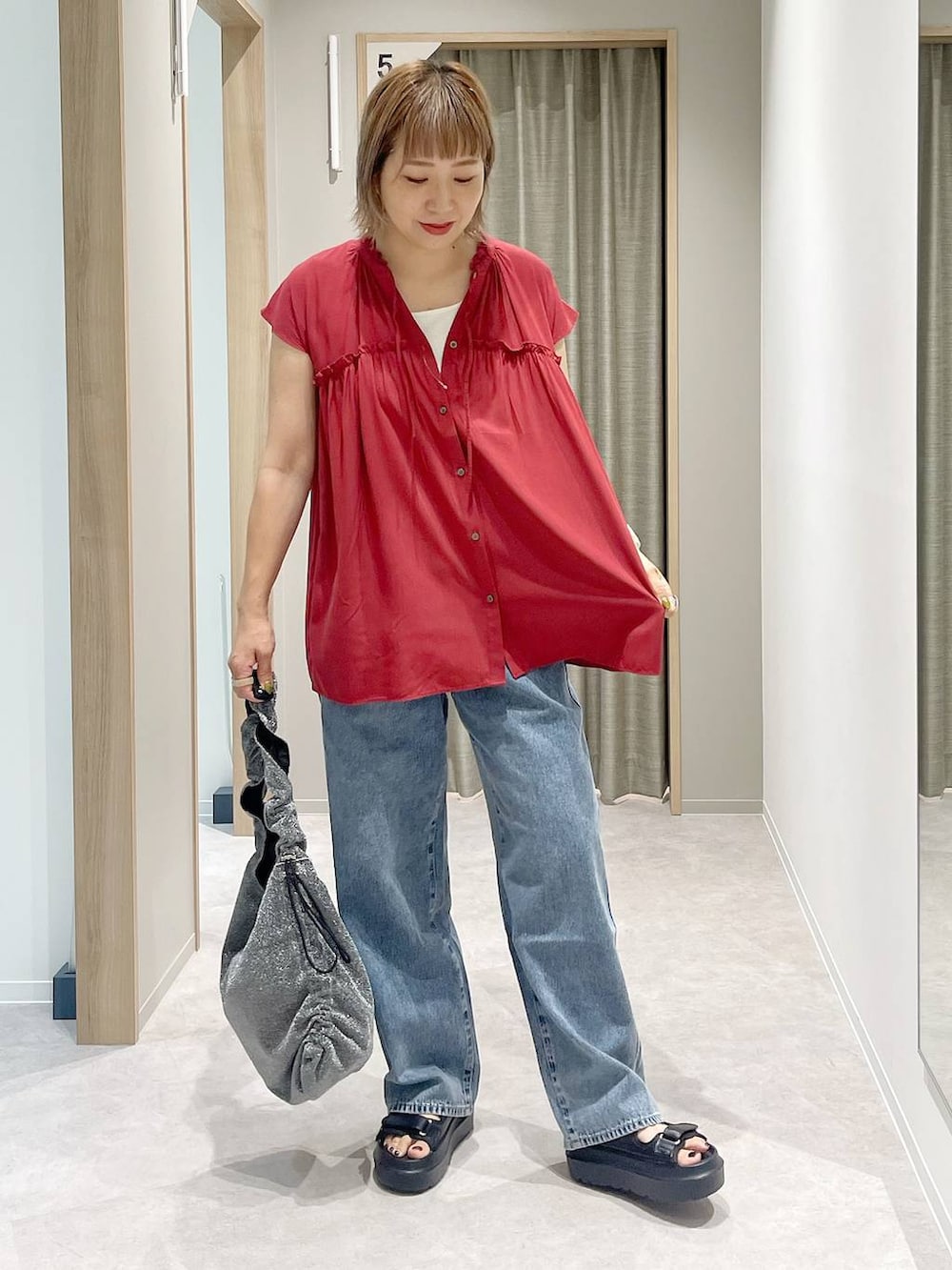 「ママコーデ、GOOD DENIM_GLOBAL WORK、ベーシック/シンプル、着痩せ・細見え、カジュアル、GLOBAL WORK」｜「GLOBAL WORKのGOODデニムバギーパンツ/118365（デニムパンツ、ブルー系）」を使った、kusuko1103さん（レディース・163cm）の夏コーディネートの5枚目の写真