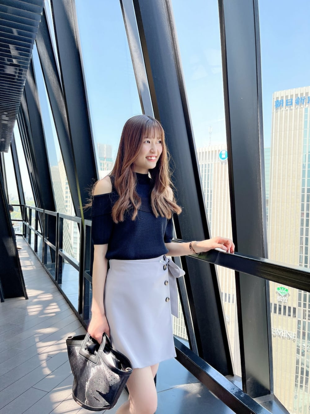 「大人カジュアル、パンツスタイル、きれいめカジュアル、今日のコーデ、シンプル、サンダル、ootd」｜「MISCH MASCHの肩出しオフショルニット（ニット/セーター、ブラック系）」を使った、MISCH MASCH本部さん（レディース・165cm）の春コーディネートの2枚目の写真