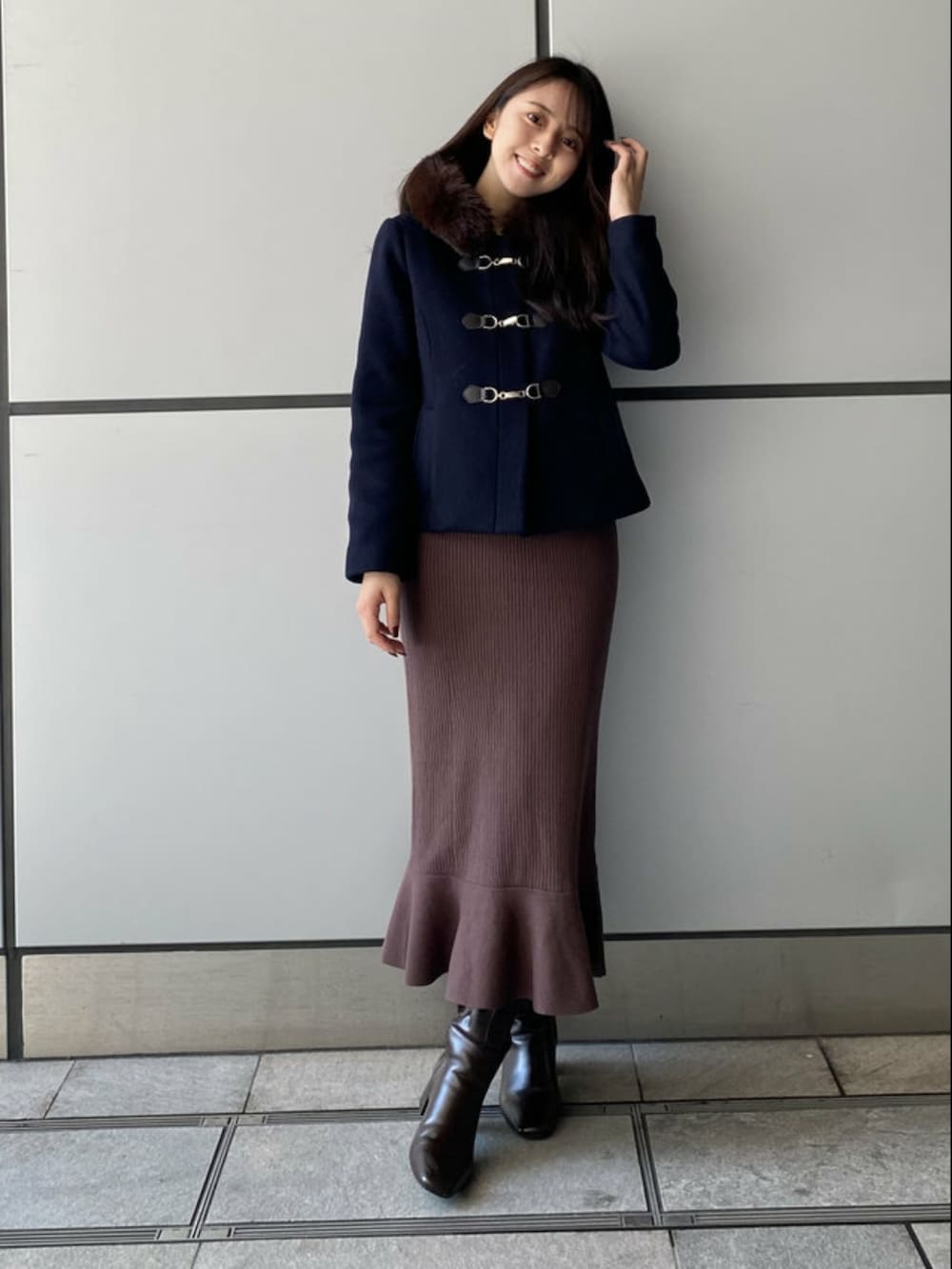 「シンプルコーデ、きれいめカジュアル、大人カジュアル、ニット、ワンピース、コート、ダッフルコート、オトナカジュアル、オトナ女子、ニットワンピース、冬コーデ、休日コーデ、プチプラ」｜「MISCH MASCHのブラウス袖マーメイドラインニットワンピース（ワンピース、ブラウン系）」を使った、MISCH MASCH本部さん（レディース・156cm）の秋コーディネートの2枚目の写真