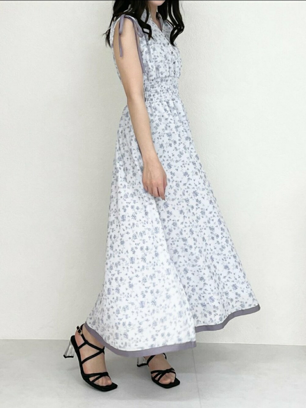 「夏コーデ、大人カジュアル、シンプル、キレイめ、休日スタイル、お出かけコーデ、ワンピース、シンプルコーデ、プチプラ、プチプラコーデ」｜「MISCH MASCHの■2023春夏新作■アイビーフラワーワンピース/MM327404（ワンピース、パープル系）」を使った、MISCH MASCH本部さん（レディース・156cm）の夏コーディネートの2枚目の写真