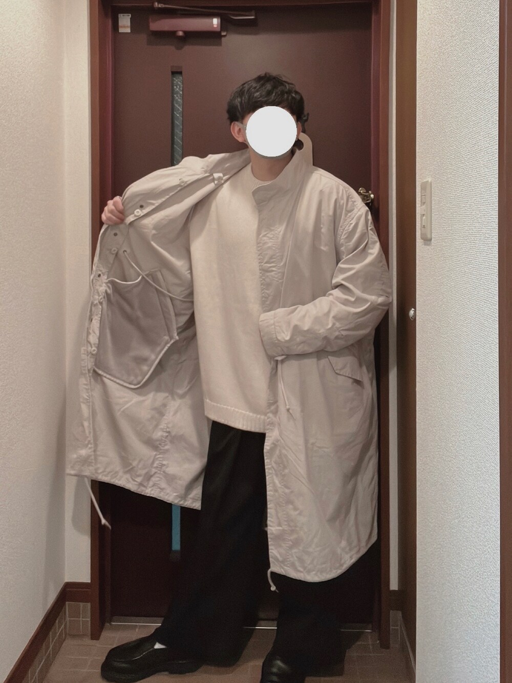 ホワイト系のその他アウター、ブラック系のその他パンツ、ホワイト系のニット/セーターを着用したメンズの秋コーディネートの2枚目の写真