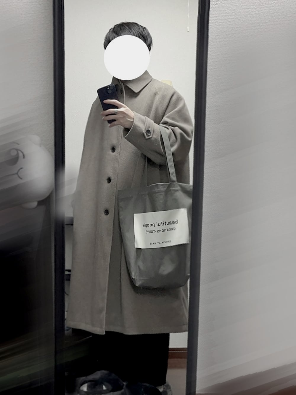 ホワイト系のシャツ/ブラウス、ブラウン系のステンカラーコート、ブラック系のその他パンツを着用したメンズの秋コーディネートの2枚目の写真