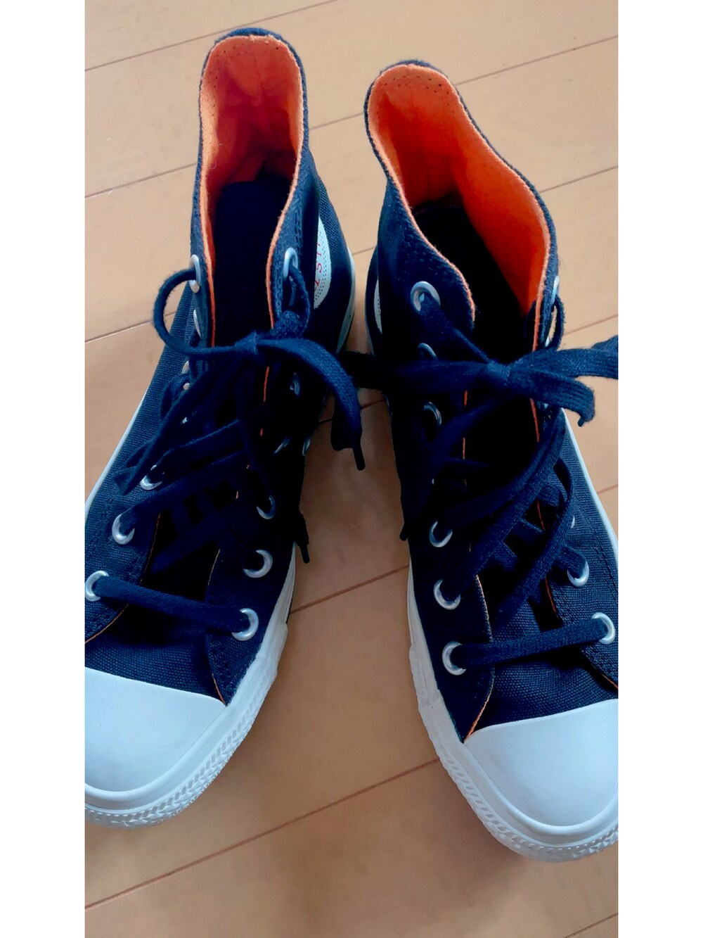 ブラック系のスニーカー、ブルー系のカーディガン/ボレロ、ブラック系のトップスを着用したレディースの秋コーディネートの3枚目の写真