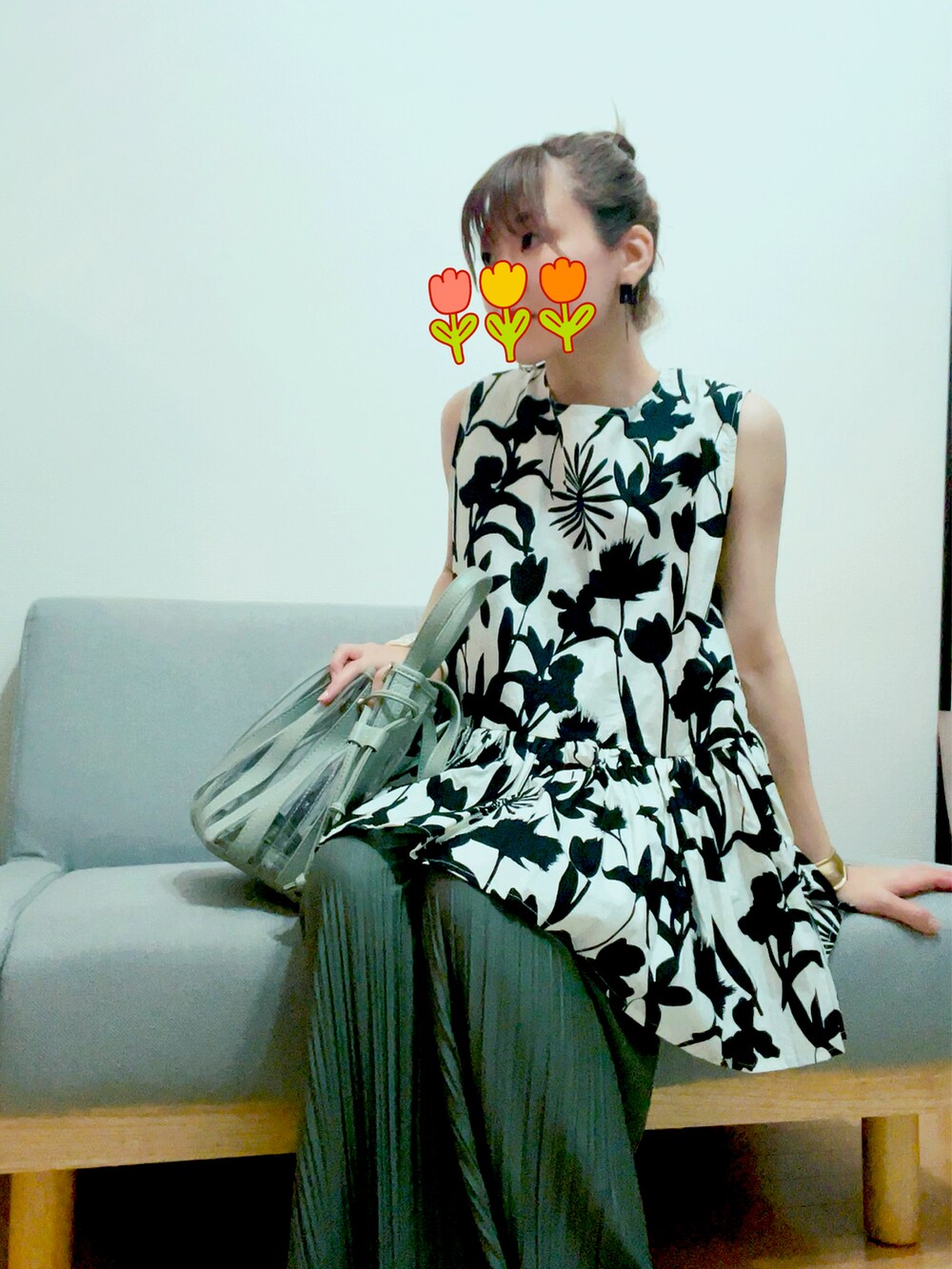 「夏コーデ、低身長コーデ、アラフォーコーデ、オトナ女子、coca、プチプラ、柄ブラウス、プリーツパンツ、ゆったりシルエット」｜「OPAQUE.CLIPのアイテム（バッグ、グリーン系）」を使った、すーさんさん（レディース・153cm）の夏コーディネートの2枚目の写真
