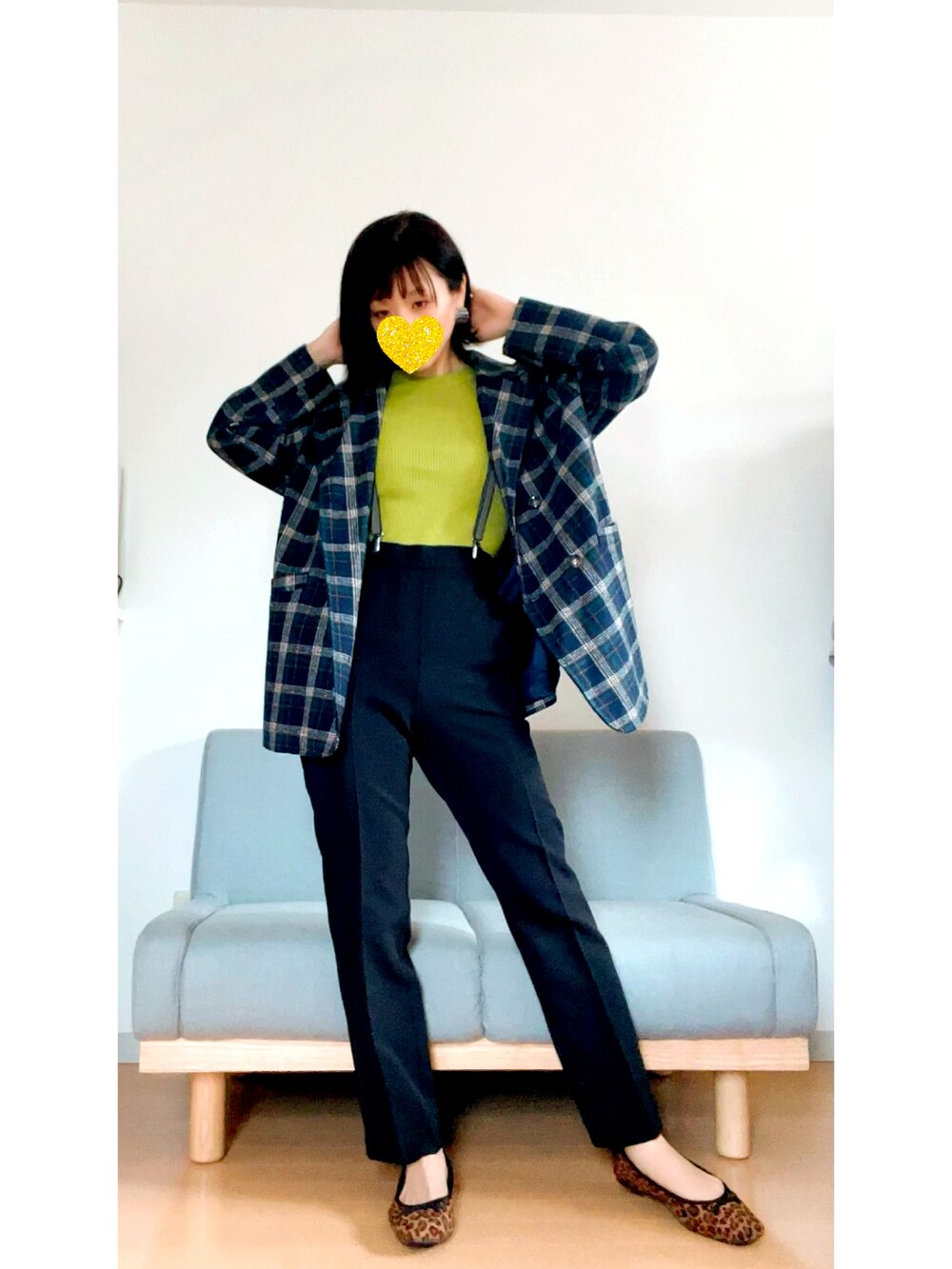 「大人カジュアル、アニマル柄、柄アウター、グリーンコーデ、センタープレスパンツ、サスペンダー、フラットシューズ」｜「ROPE' PICNICの【一部店舗限定34-42サイズ】ラク美/ストレートカラーパンツ（スラックス、ブラック系）」を使った、すーさんさん（レディース・153cm）の秋コーディネートの2枚目の写真