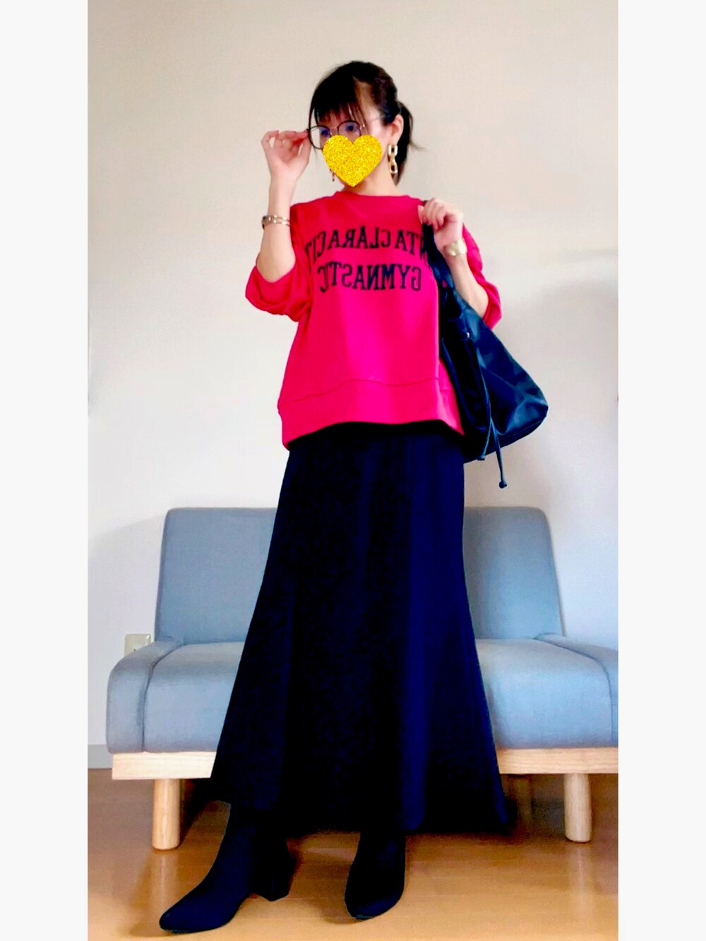 「大人カジュアル、きれいめカジュアル、低身長女子、赤×黒、トレーナー、マーメイドスカート、ニットブーツ、秋服、秋コーデ、大人コーデ、おしゃれさんと繋がりたい」｜「Cutie Blondeのポンチマーメイドスカート（スカート、ブラック系）」を使った、すーさんさん（レディース・153cm）の秋コーディネートの2枚目の写真