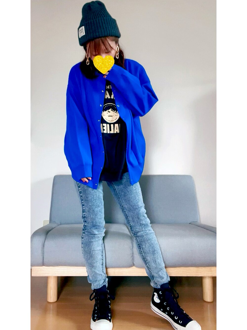 ブラック系のスニーカー、ブルー系のカーディガン/ボレロ、ブラック系のトップスを着用したレディースの秋コーディネートの2枚目の写真