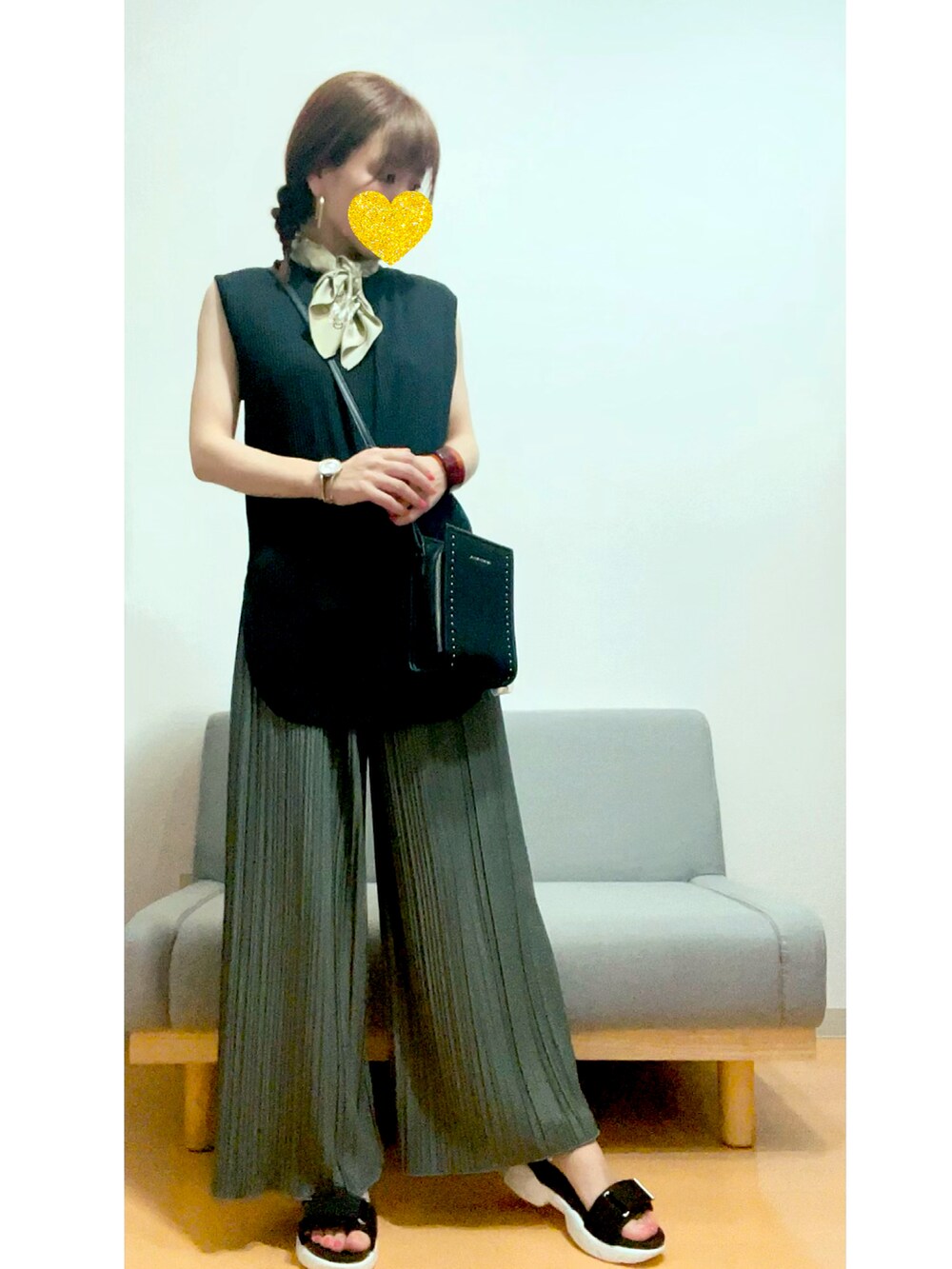「大人カジュアル、ゆるコーデ、楽チンコーデ、低身長コーデ、グリーンコーデ、ダークカラー、プリーツパンツ、スポーツサンダル、おしゃれさんと繋がりたい」｜「coca（coca）のリブノースリーブトップス（タンクトップ、ブラック系）」を使った、すーさんさん（レディース・153cm）の夏コーディネートの2枚目の写真