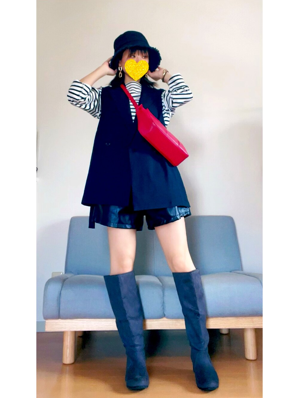 「大人カジュアル、ベスト、ボーダートップス、ショートパンツ、レザーパンツ、ブーツ、秋コーデ、お出かけコーデ、大人女子、脚長効果、お洒落さんとつながりたい」｜「DRESKIPのサイドベルトジレ（ベスト、ブラック系）」を使った、すーさんさん（レディース・153cm）の秋コーディネートの2枚目の写真