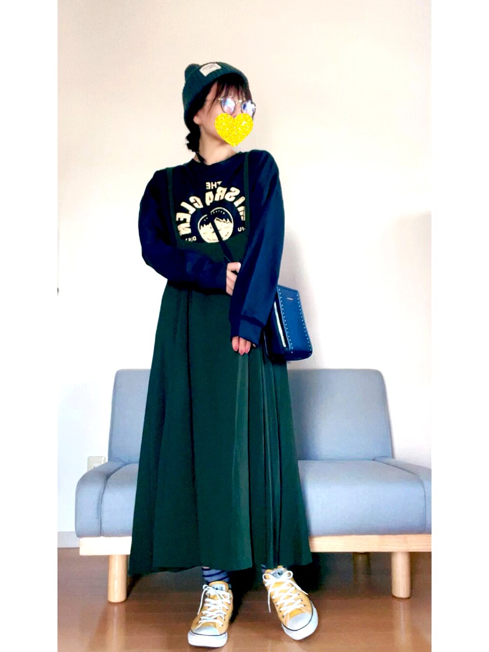 「オトナ女子、カジュアルガーリー、カジュアルコーデ、秋コーデ、ロゴT、ストラップスカート、ニット帽、スニーカー、コンバース、低身長女子、おしゃれさんと繋がりたい」｜「SAMANTHAVEGAのBOX型ショルダーバッグ（ショルダーバッグ、ブラック系）」を使った、すーさんさん（レディース・153cm）の秋コーディネートの2枚目の写真