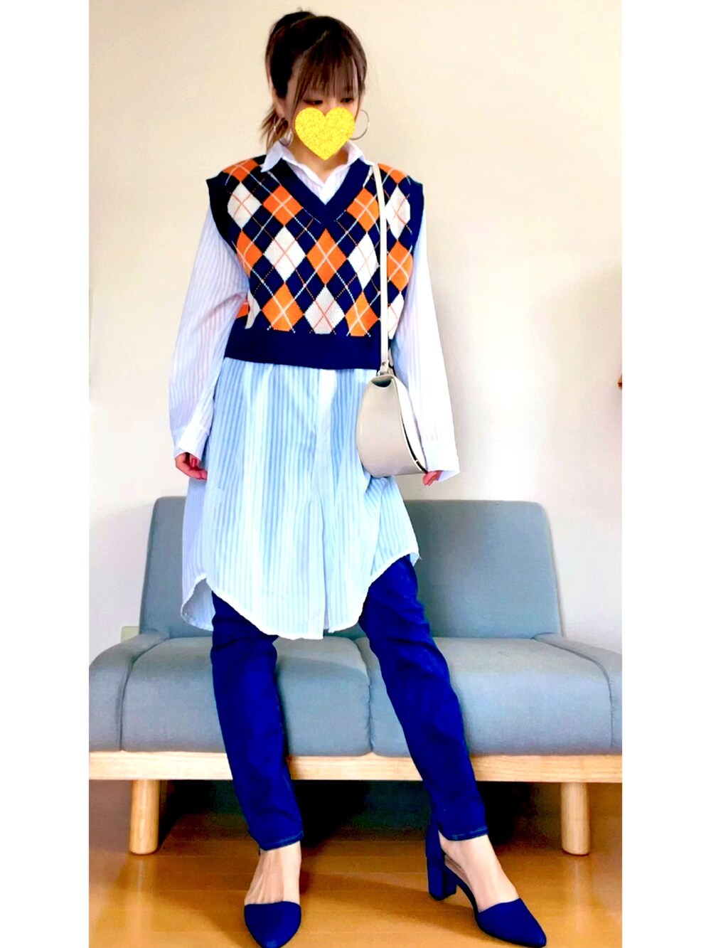 その他のトップス、ブルー系のパンプス、ホワイト系のシャツ/ブラウスを着用したレディースの秋コーディネートの2枚目の写真