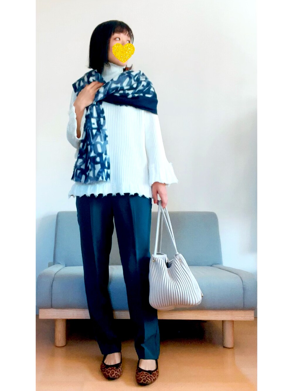 その他のパンプス、グリーン系のスラックス、ベージュ系のトートバッグを着用したレディースの秋コーディネートの2枚目の写真