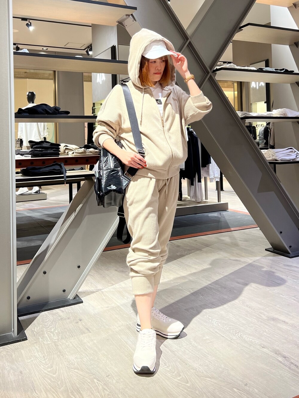 「AXchanger、AXchange、アルマーニエクスチェンジ、armaniexchange、セットアップ、カジュアルコーデ、ジャージ、白Tシャツ、白スニーカー、低身長、低身長コーデ」|「ARMANI EXCHANGEの【A|X アルマーニ エクスチェンジ】ブラッシュドリブ フーデッドジップアップパーカー(スウェット、ベージュ系)」を使った、HIROさん(レディース・150cm)の夏コーディネートの2枚目の写真