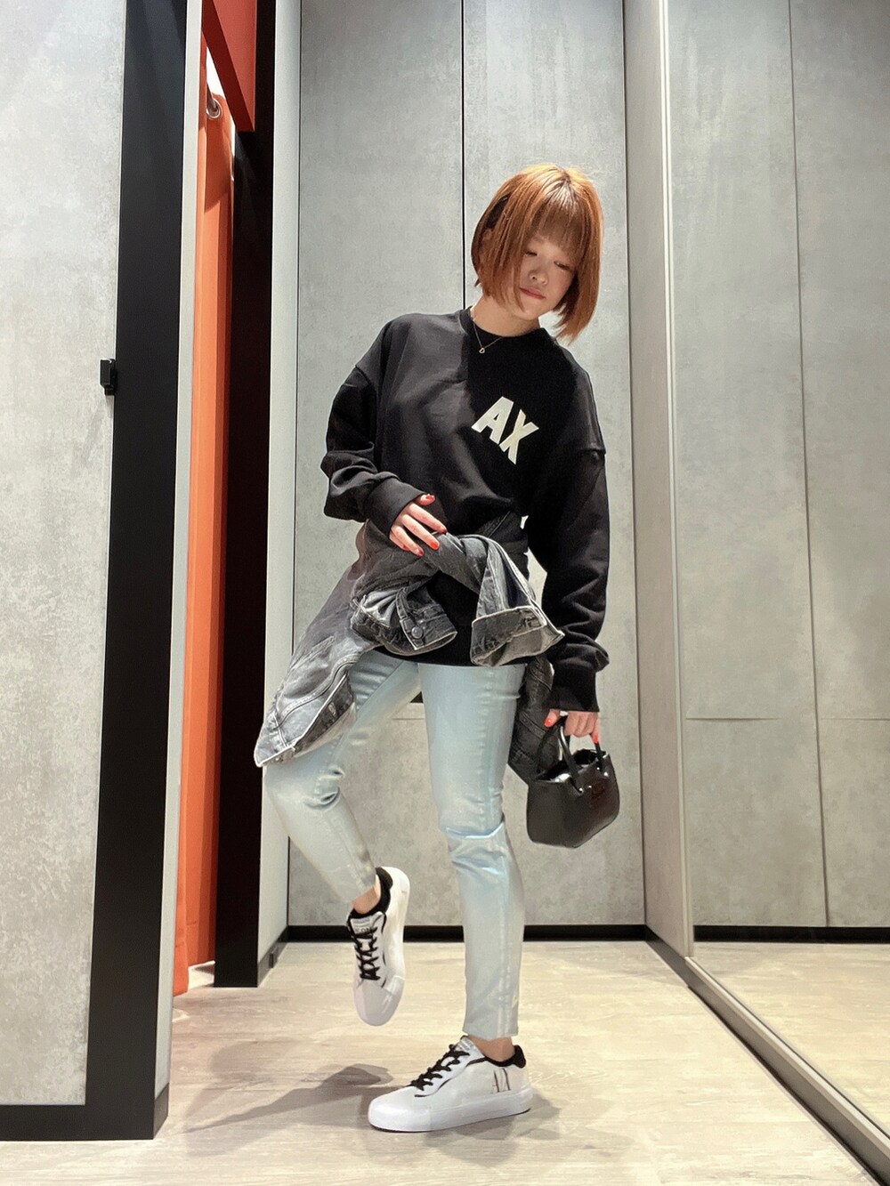 「AXchanger、AXchange、アルマーニエクスチェンジ、armani、armaniexchange、ユニセックス、男女兼用、オーバーサイズ、リラックスカジュアル、スウェット、デニム、スニーカー、ミニバッグ、低身長、セブンパークアリオ柏」｜「ARMANI EXCHANGEの【A|X アルマーニ エクスチェンジ】メタリックライトブルーデニムパンツ_SUPER SKINNY CROPPED（デニムパンツ、その他）」を使った、HIROさん（レディース・150cm）の冬コーディネートの2枚目の写真