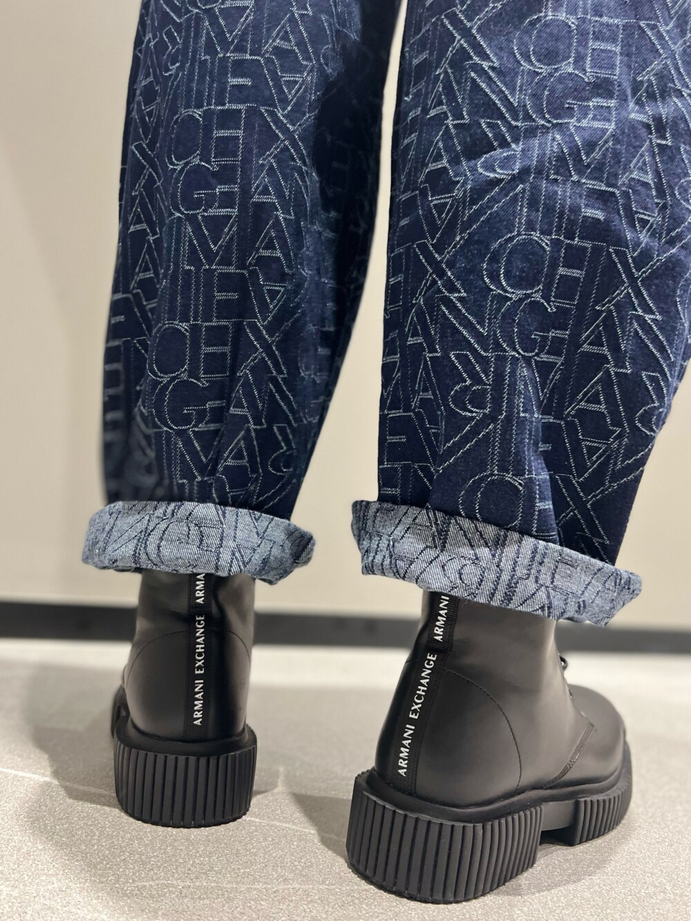 「オトナカジュアル、バルーンパンツ、ハイウエスト、デニム、ショートヘア、ブーツ、ママファッション、アルマーニエクスチェンジ、AXchanger、armaniexchange、ゆるコーデ、Tシャツ、柄パンツ、シンプル、秋コーデ」|「ARMANI EXCHANGEの【A|X アルマーニ エクスチェンジ】AXロゴ クロップド半袖クルーネックTシャツ/CROPPED(Tシャツ/カットソー、ホワイト系)」を使った、Mazurun☺︎さん(レディース・160cm)の夏コーディネートの5枚目の写真