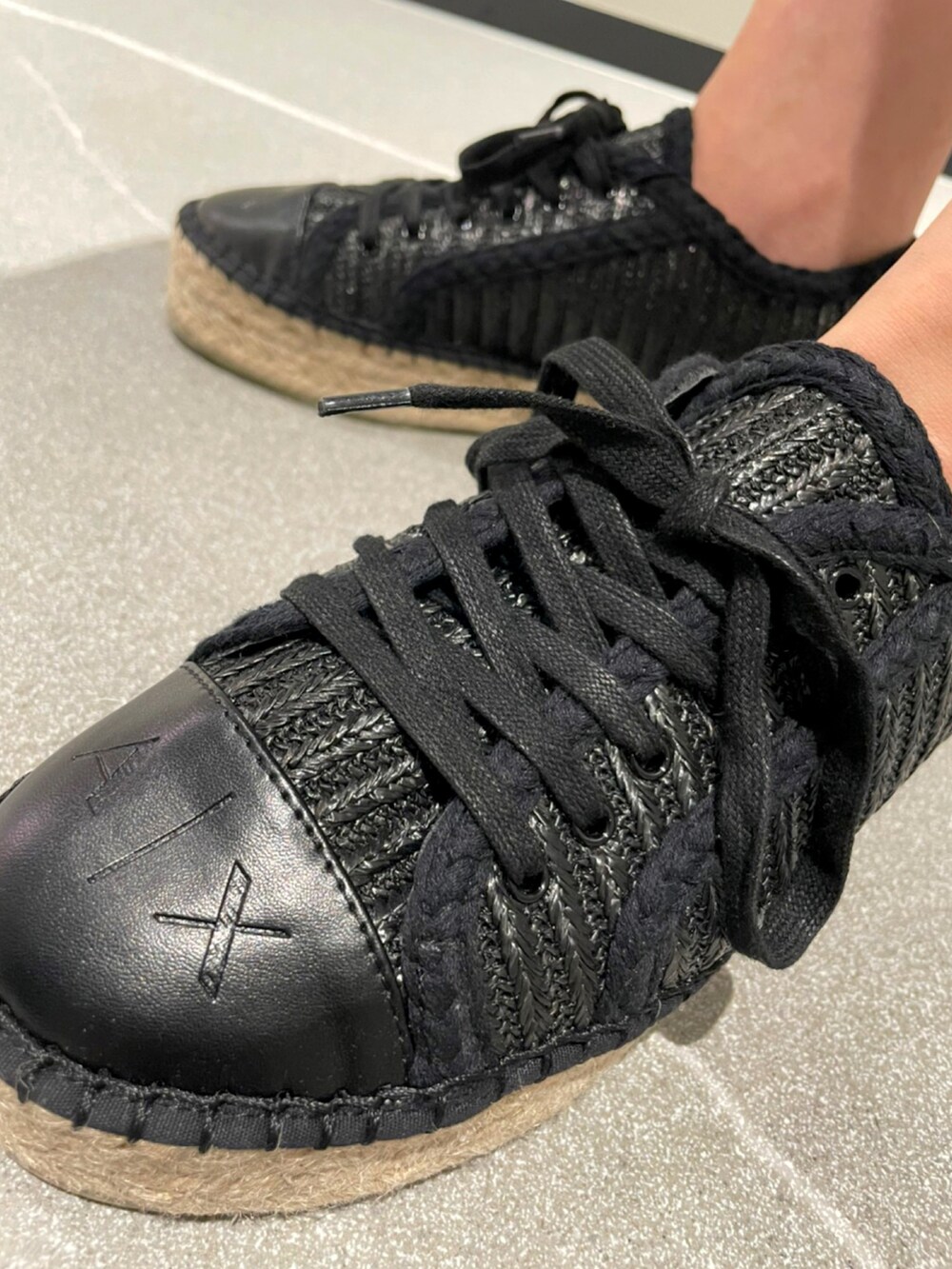 「シンプル、大人カジュアル、ootd、キレイめ、アルマーニエクスチェンジ、AXchanger、AXchange、armaniexchange、ママコーデ、ワントーンコーデ、ショートパンツ、春夏コーデ、シースルー、ネイビー、夏コーデ」|「ARMANI EXCHANGEの【A|X アルマーニ エクスチェンジ】オーガンジー シースルートレンチコート(トレンチコート、ブルー系)」を使った、Mazurun☺︎さん(レディース・160cm)の春コーディネートの3枚目の写真