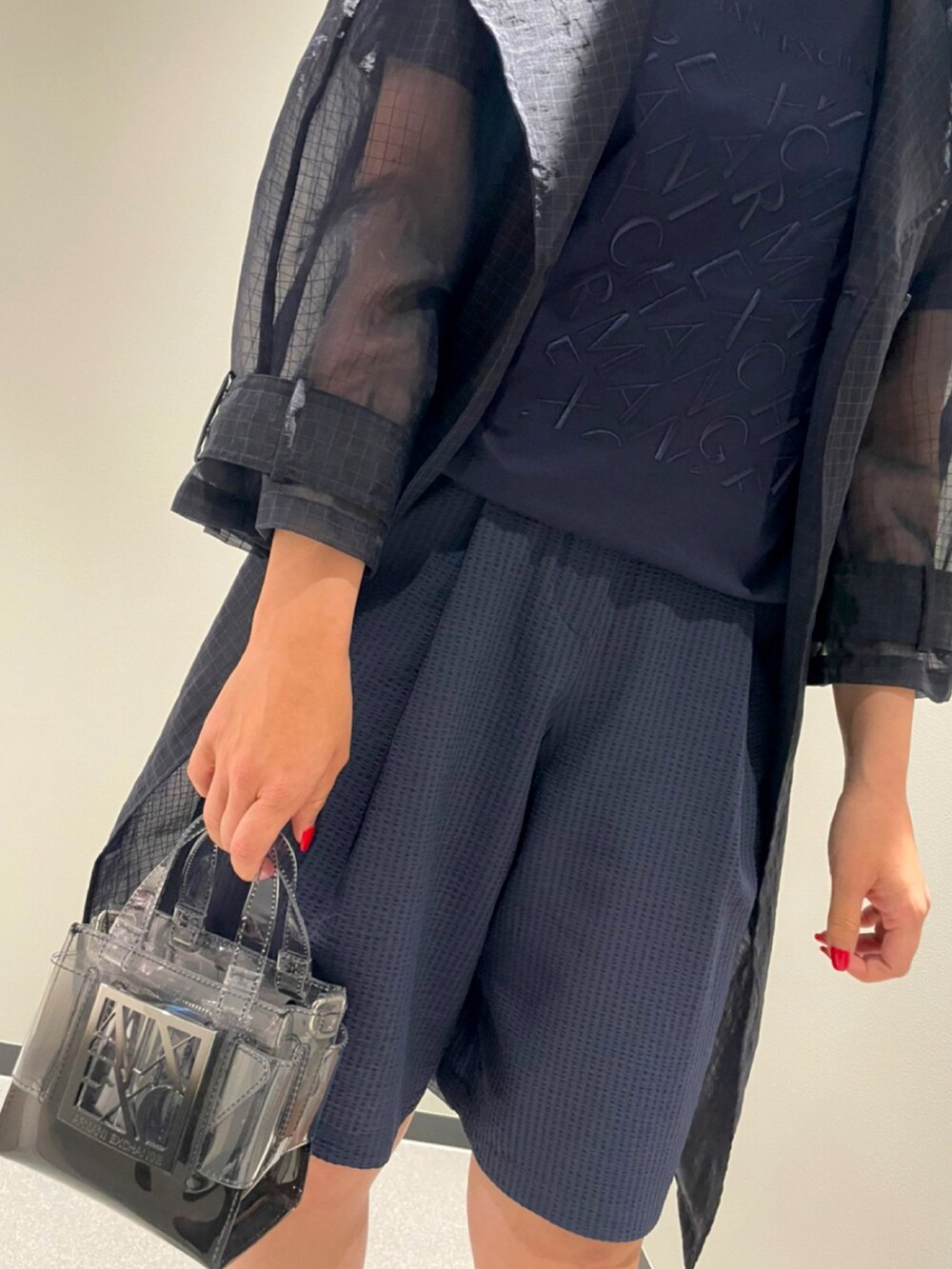 「シンプル、大人カジュアル、ootd、キレイめ、アルマーニエクスチェンジ、AXchanger、AXchange、armaniexchange、ママコーデ、ワントーンコーデ、ショートパンツ、春夏コーデ、シースルー、ネイビー、夏コーデ」|「ARMANI EXCHANGEの【A|X アルマーニ エクスチェンジ】オーガンジー シースルートレンチコート(トレンチコート、ブルー系)」を使った、Mazurun☺︎さん(レディース・160cm)の春コーディネートの2枚目の写真