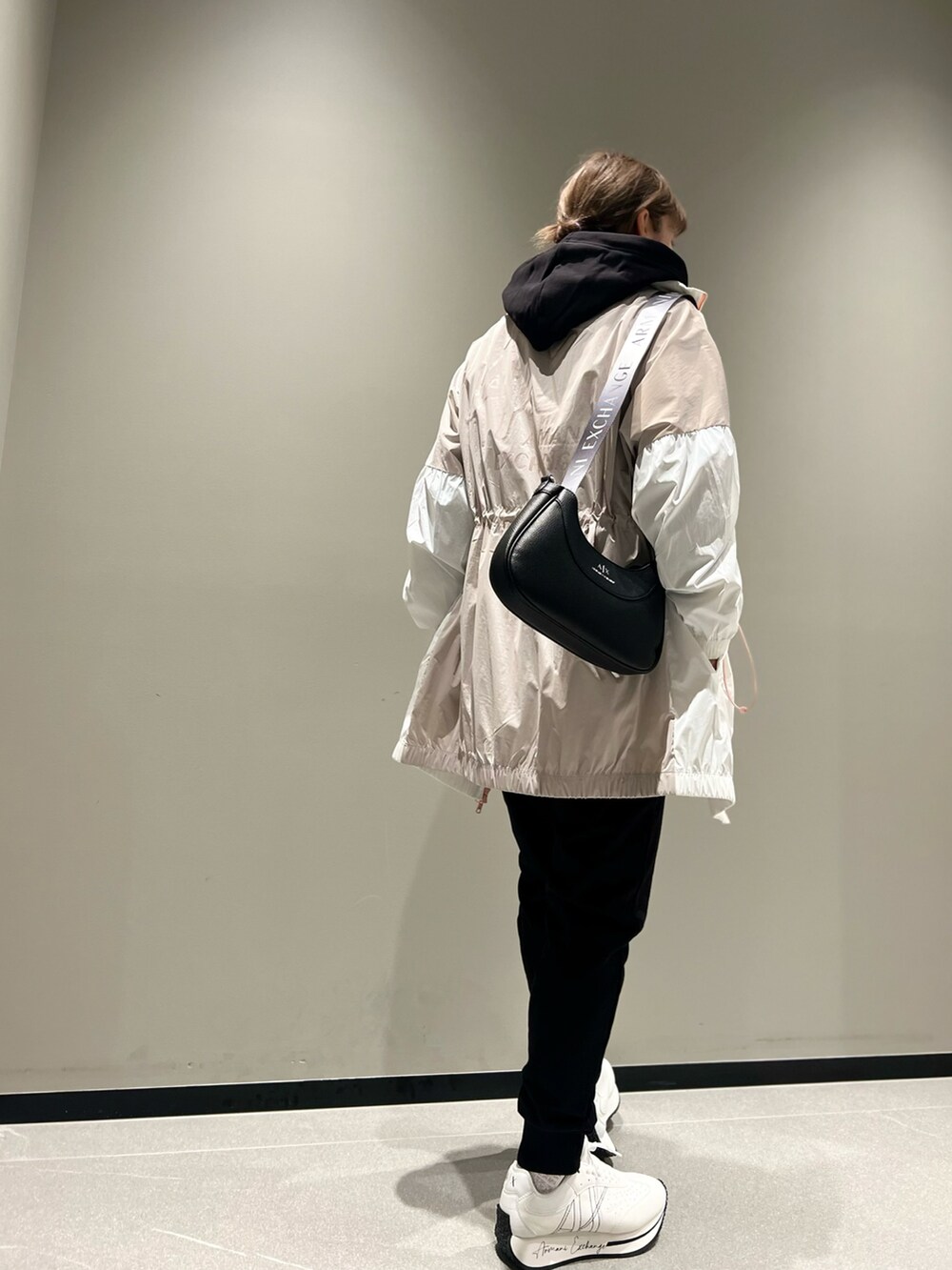 「ナイロンジャケット、春コーデ、春アウター、セットアップ、春服デビュー宣言、アルマーニエクスチェンジ、AXchanger、armaniexchange、ALLDAYACTIVE、ミニバッグ、スウェット、ママファッション、カジュアルコーデ、モノトーン、ベージュ」|「ARMANI EXCHANGEの【A|X アルマーニ エクスチェンジ】バイカラー ナイロンミディジャケット(ナイロンジャケット、ホワイト系)」を使った、Mazurun☺︎さん(レディース・160cm)の春コーディネートの2枚目の写真