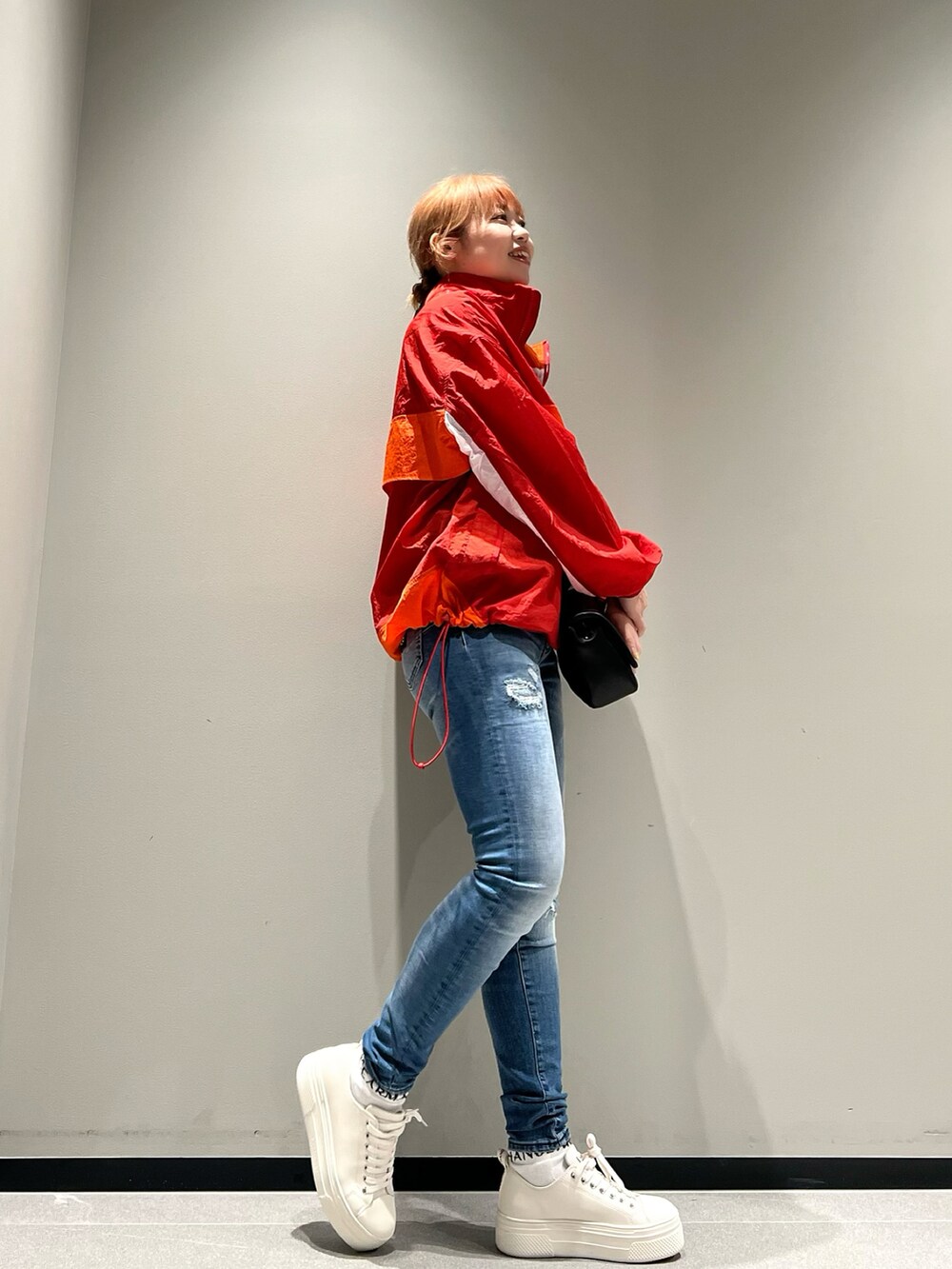 「デニムデー、denimday2023、axdenimchange、denimday、ナイロンジャケット、ハーフジップ、スキニーデニム、厚底シューズ、ママファッション、パーカー、オレンジ、メンズライク、AXchanger、アルマーニエクスチェンジ、カジュアルコーデ」｜「ARMANI EXCHANGEの【A|X アルマーニ エクスチェンジ】カラーブロック　ハーフジップアップパーカー（ナイロンジャケット、オレンジ系）」を使った、Mazurun☺︎さん（レディース・160cm）の春コーディネートの2枚目の写真