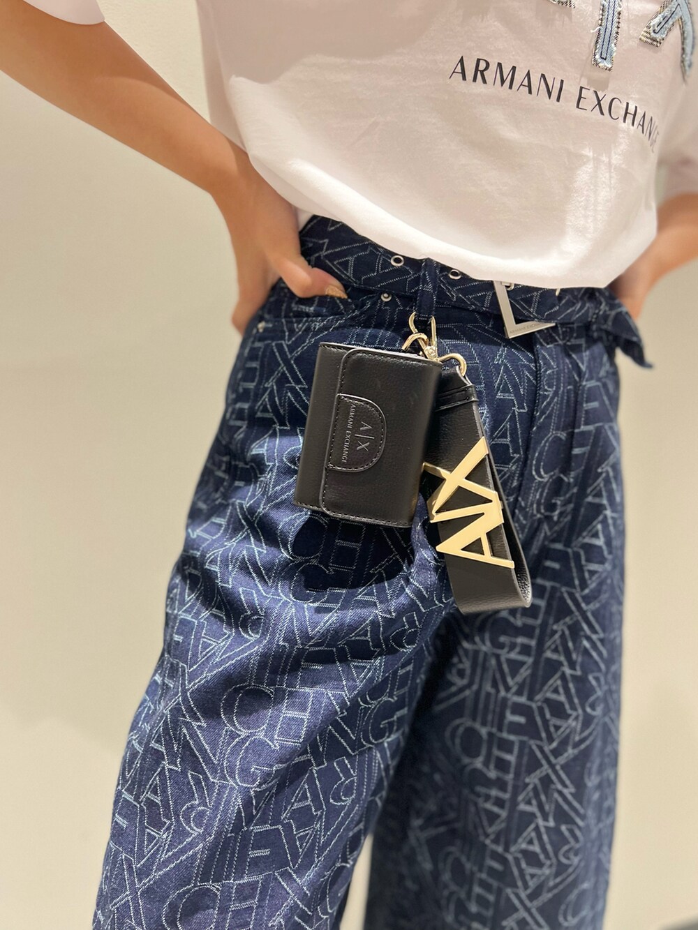 「オトナカジュアル、バルーンパンツ、ハイウエスト、デニム、ショートヘア、ブーツ、ママファッション、アルマーニエクスチェンジ、AXchanger、armaniexchange、ゆるコーデ、Tシャツ、柄パンツ、シンプル、秋コーデ」|「ARMANI EXCHANGEの【A|X アルマーニ エクスチェンジ】AXロゴ クロップド半袖クルーネックTシャツ/CROPPED(Tシャツ/カットソー、ホワイト系)」を使った、Mazurun☺︎さん(レディース・160cm)の夏コーディネートの3枚目の写真