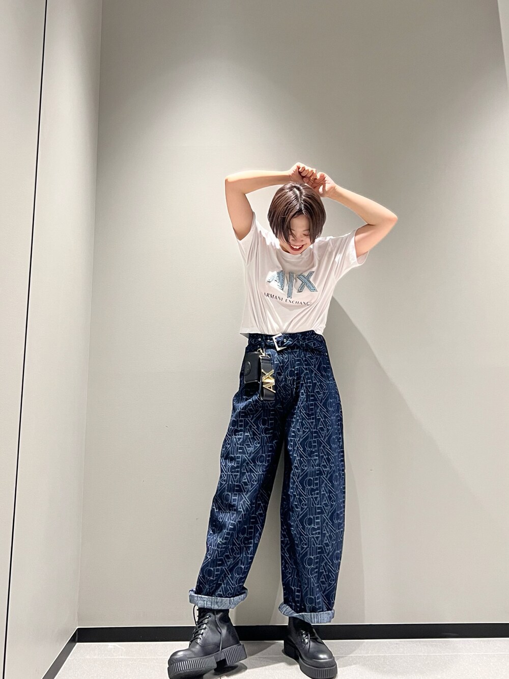 「オトナカジュアル、バルーンパンツ、ハイウエスト、デニム、ショートヘア、ブーツ、ママファッション、アルマーニエクスチェンジ、AXchanger、armaniexchange、ゆるコーデ、Tシャツ、柄パンツ、シンプル、秋コーデ」|「ARMANI EXCHANGEの【A|X アルマーニ エクスチェンジ】AXロゴ クロップド半袖クルーネックTシャツ/CROPPED(Tシャツ/カットソー、ホワイト系)」を使った、Mazurun☺︎さん(レディース・160cm)の夏コーディネートの2枚目の写真