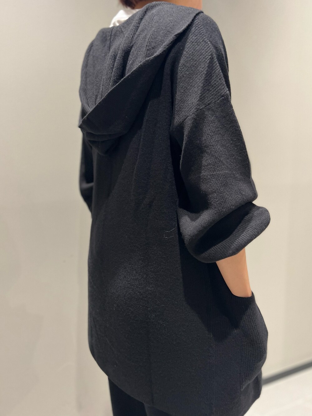 ブラック系のテーラードジャケット、ベージュ系のハンドバッグ、ブラック系のその他パンツを着用したレディースの秋コーディネートの2枚目の写真