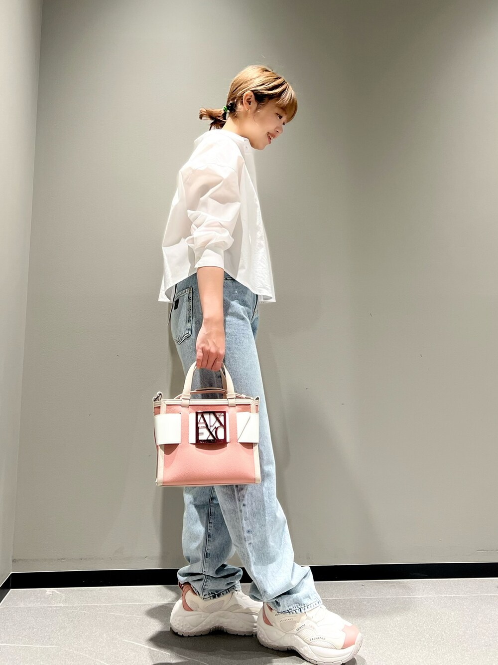 「春コーデ、シャツスタイル、アウター、ハイウエスト、デニム、ミニバッグ、厚底シューズ、シンプルコーデ、カジュアル、白シャツ、ママファッション、AXchanger、アルマーニエクスチェンジ、armaniexchange、春夏コーデ」｜「ARMANI EXCHANGEの【A|X アルマーニ エクスチェンジ】ショート丈　ポプリンシャツ（シャツ/ブラウス、ホワイト系）」を使った、Mazurun☺︎さん（レディース・160cm）の春コーディネートの2枚目の写真
