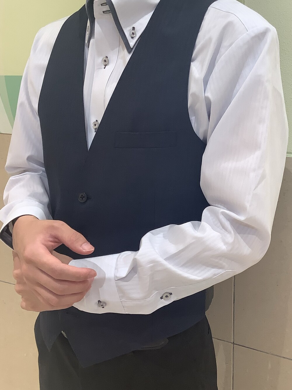 グレー系のビジネスシャツを着用したメンズの秋コーディネートの2枚目の写真